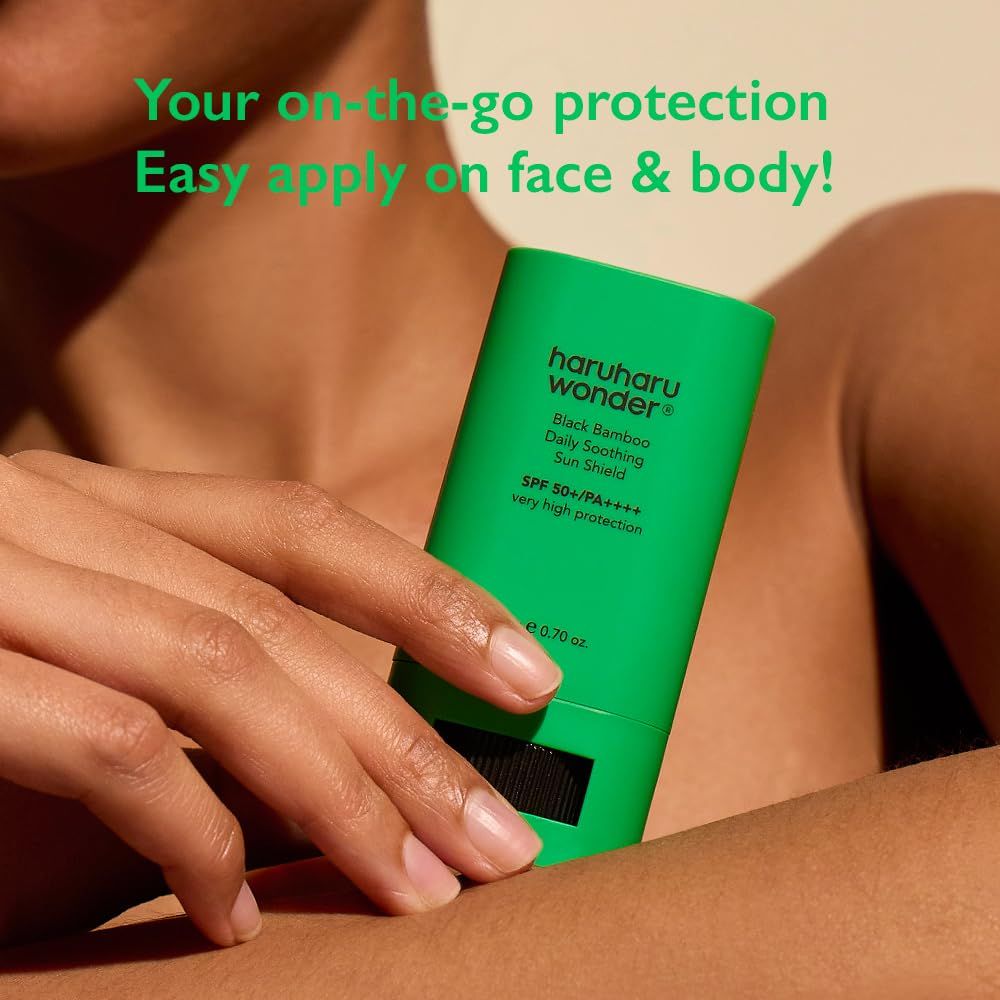 Person hält den grünen Sonnenschutz-Stick. Text: Your on-the-go protection. Easy apply on face & body!