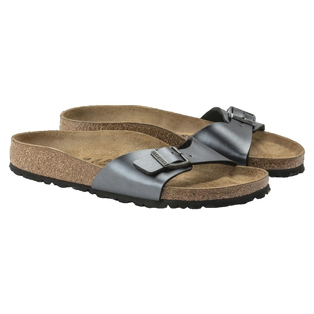 Due sandali Birkenstock Madrid stretti. Tomaia argento, plantare in sughero, fibbia. Vista dall'alto.