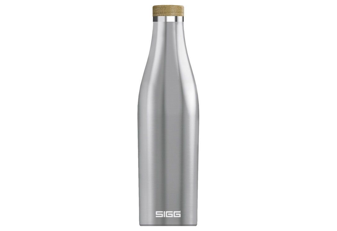 Silberfarbene Trinkflasche mit Holzverschluss. "SIGG"-Logo unten.