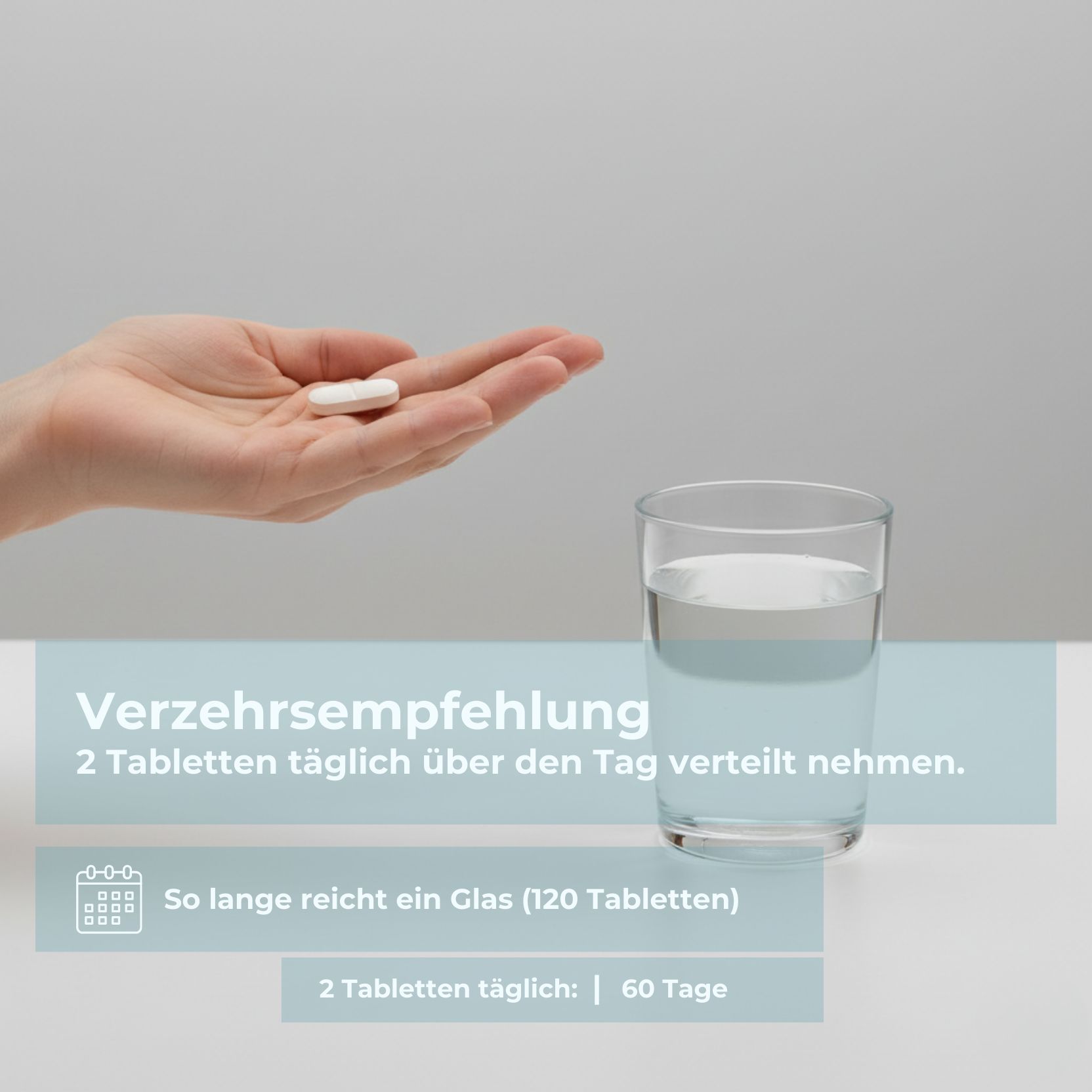 Hand hält eine Tablette, daneben ein Glas Wasser. Text: 2 Tabletten täglich. 60 Tage. Verzehrsempfehlung.