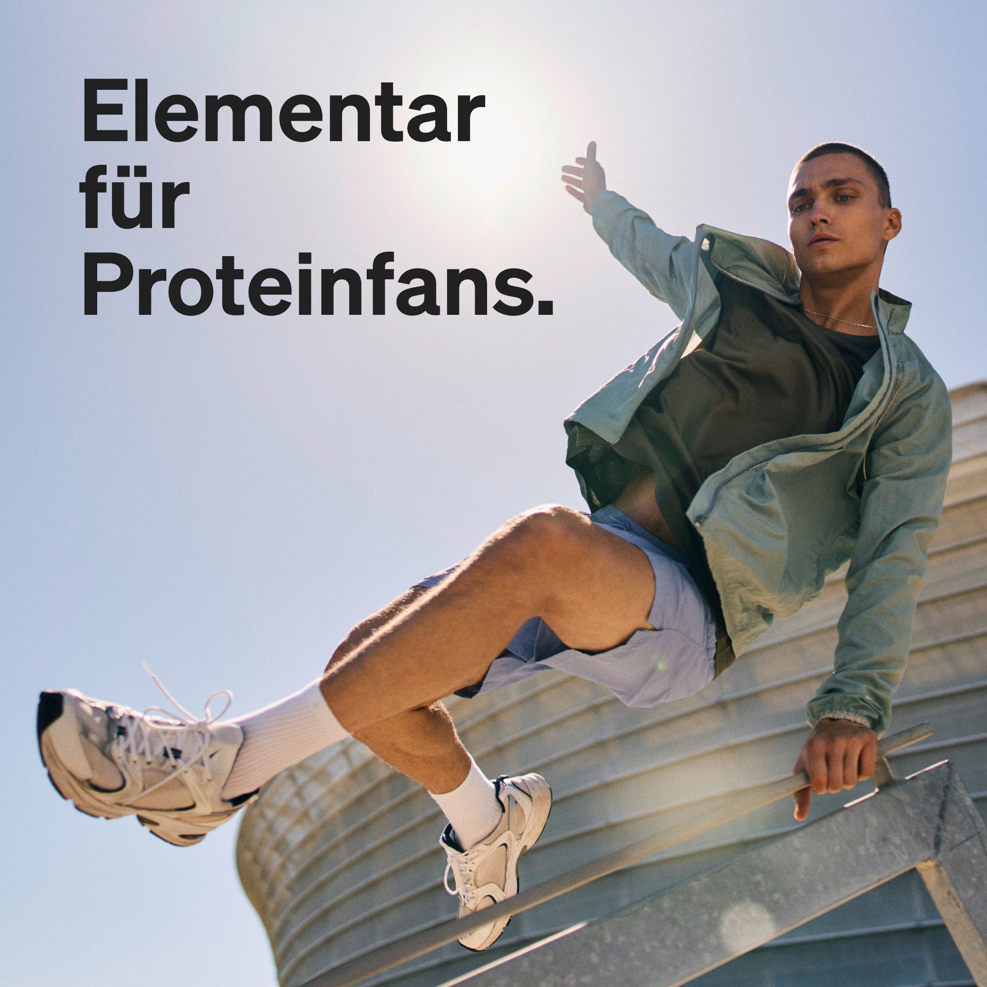 Mann in Sportkleidung springt über ein Geländer. Text: Elementar für Protein-Fans.