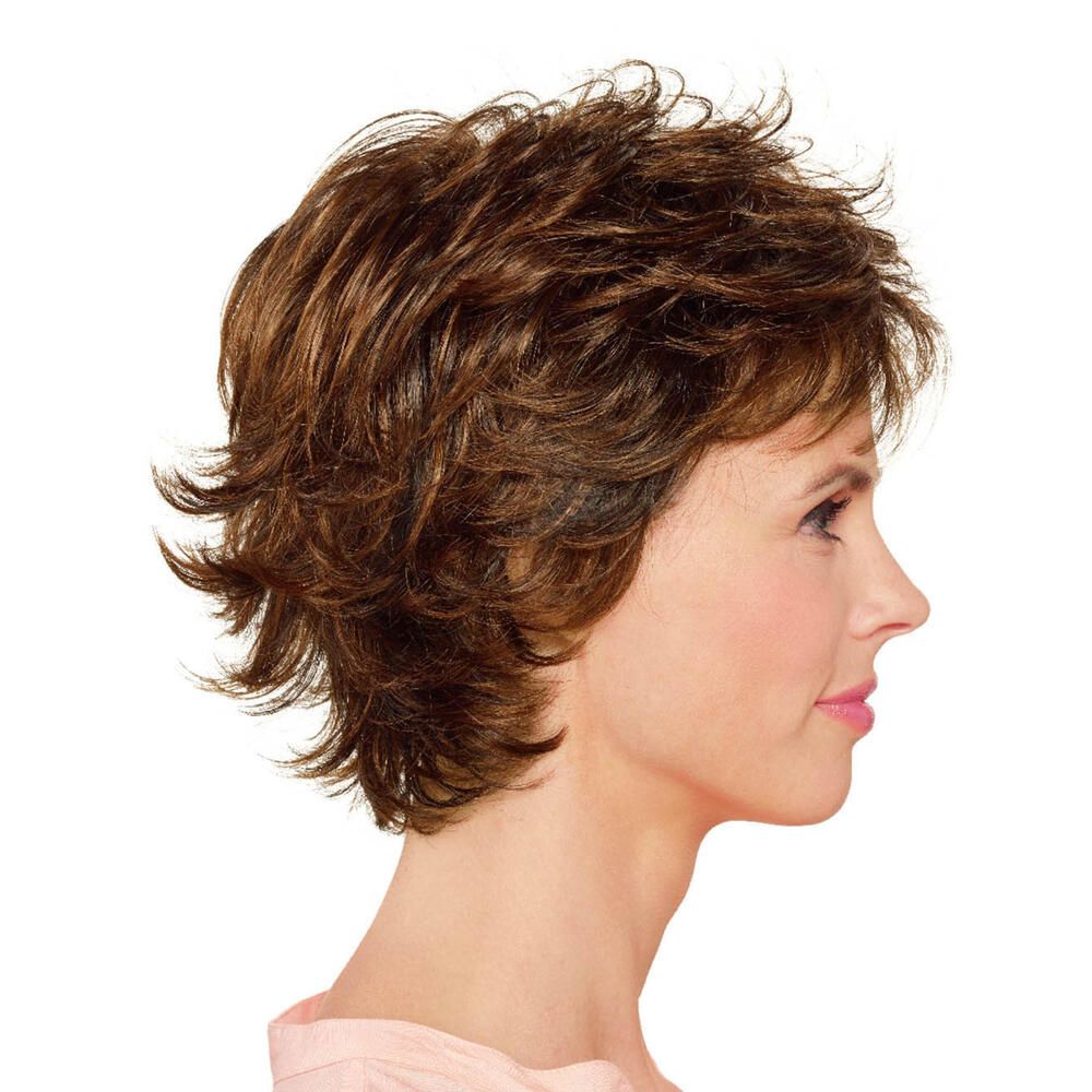 Kurzhaarperücke in Braun mit fransigem Schnitt. Frau mit Perücke im Profil. Helle Haut, rosa Oberteil.
