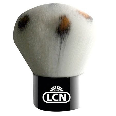 Puderpinsel mit weißem Pinselkopf und schwarzem Griff. Auf dem Griff ist das Logo LCN abgebildet.