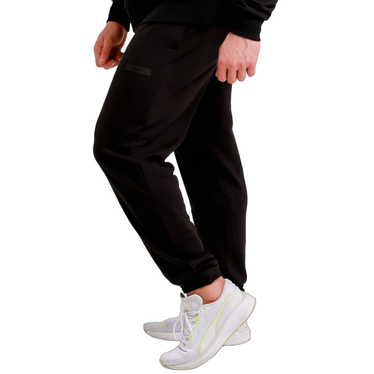 Seitliche Ansicht der schwarzen Herren-Jogginghose mit Taschen.