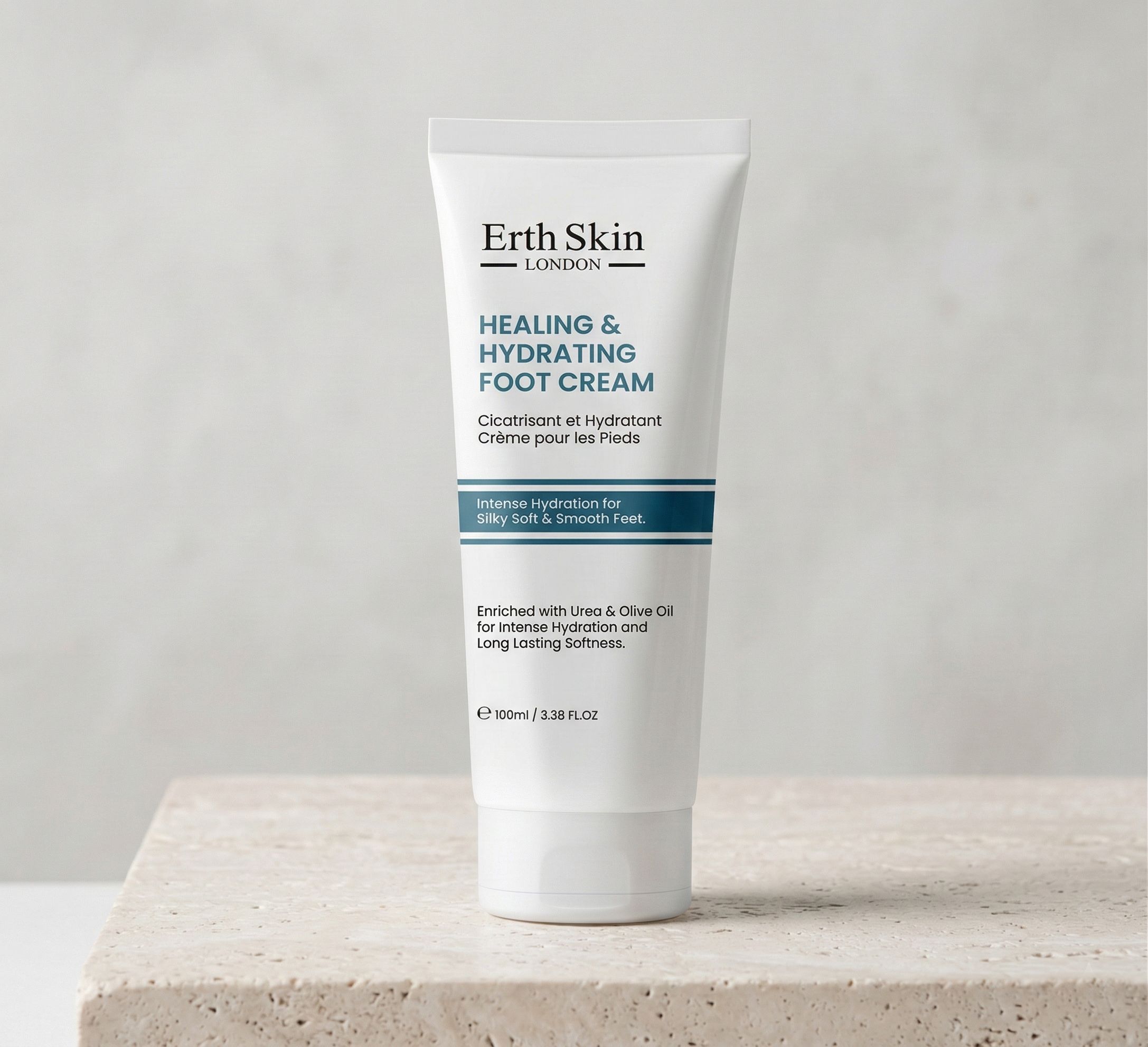 Erth Skin London Heilende und feuchtigkeitsspendende Fußcreme in einer weißen Tube mit blauem und grauem Etikett.