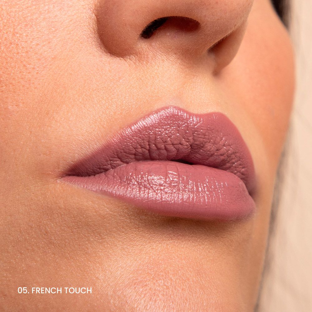 Primo piano di labbra truccate con rossetto rosa. In basso c'è scritto "05. FRENCH TOUCH".