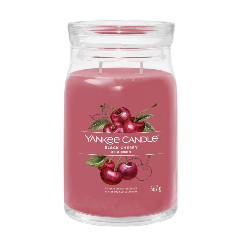 Glasbehälter mit rotem Wachs, Deckel und zwei Dochten. Etikett mit Kirschabbildung und Schriftzug "Yankee Candle Black Cherry".