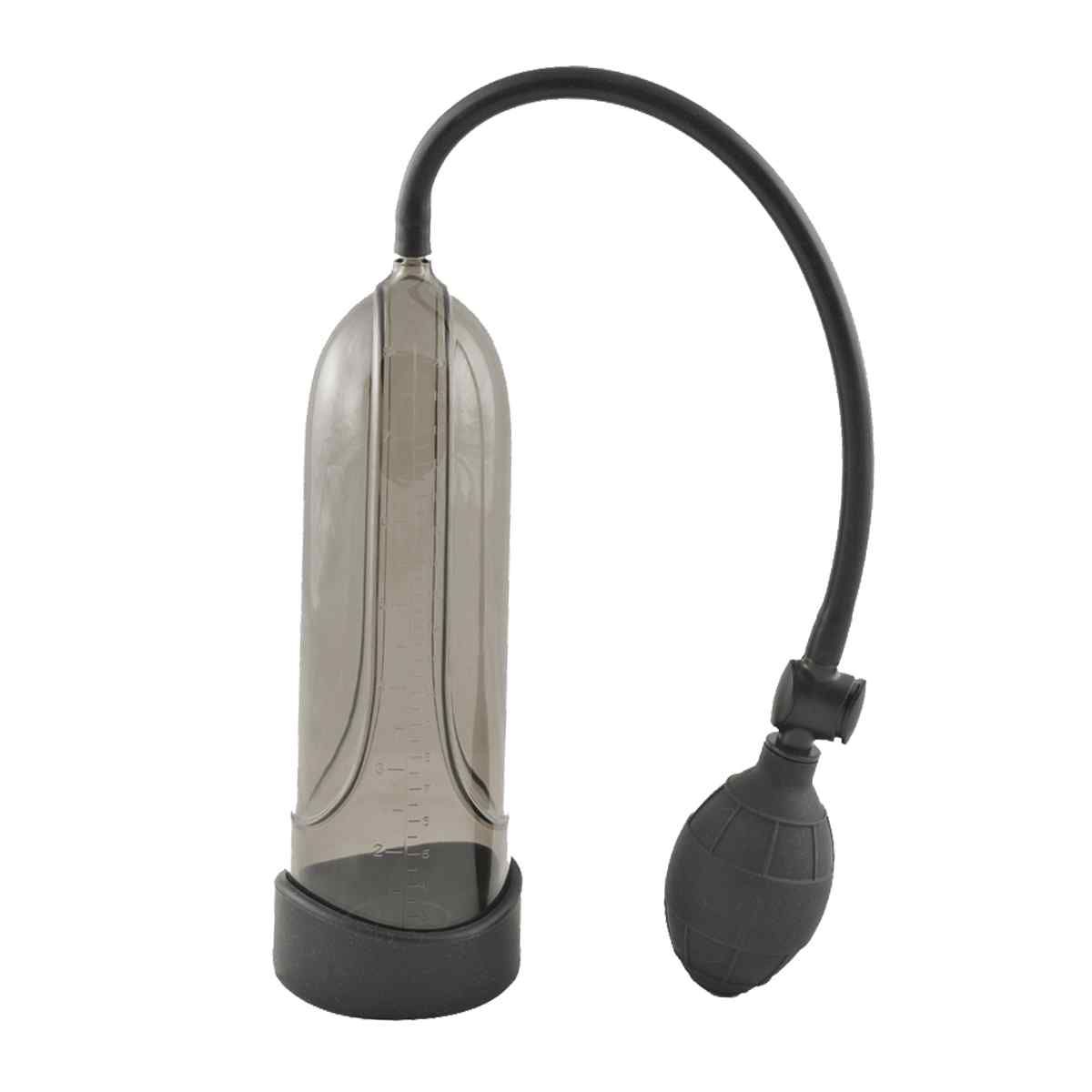 Penis-Pumpe mit schwarzem Schlauch und Pumpe. Transparentes Gehäuse mit Messskala. Schwarzer Sockel.