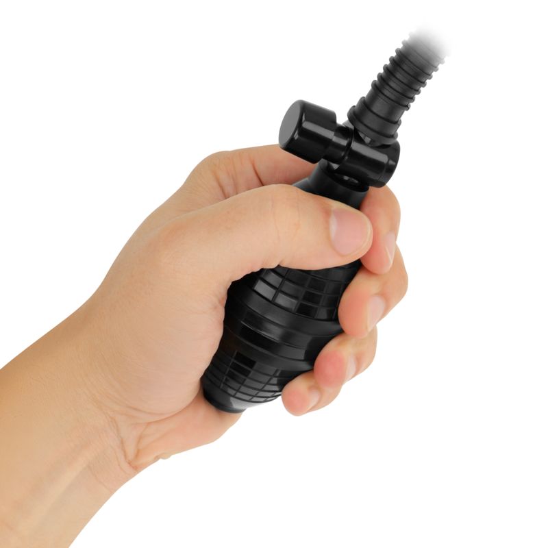 Hand hält schwarze Pumpe. Pumpe mit geriffelter Oberfläche und Schlauchanschluss.