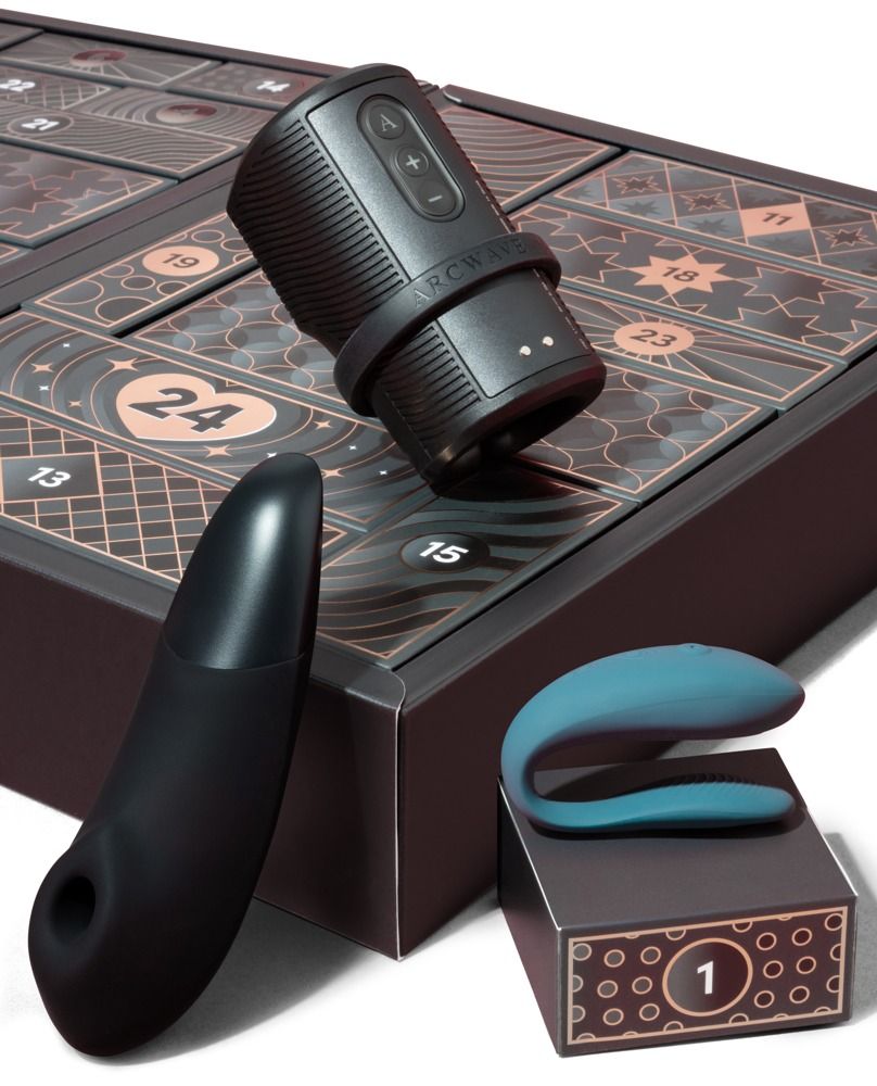 Ein Set mit zehn Artikeln: Gleitmittel, Vibrator, Massagegerät, Feuchttücher, Öl, Herz-Anhänger, Würfel.