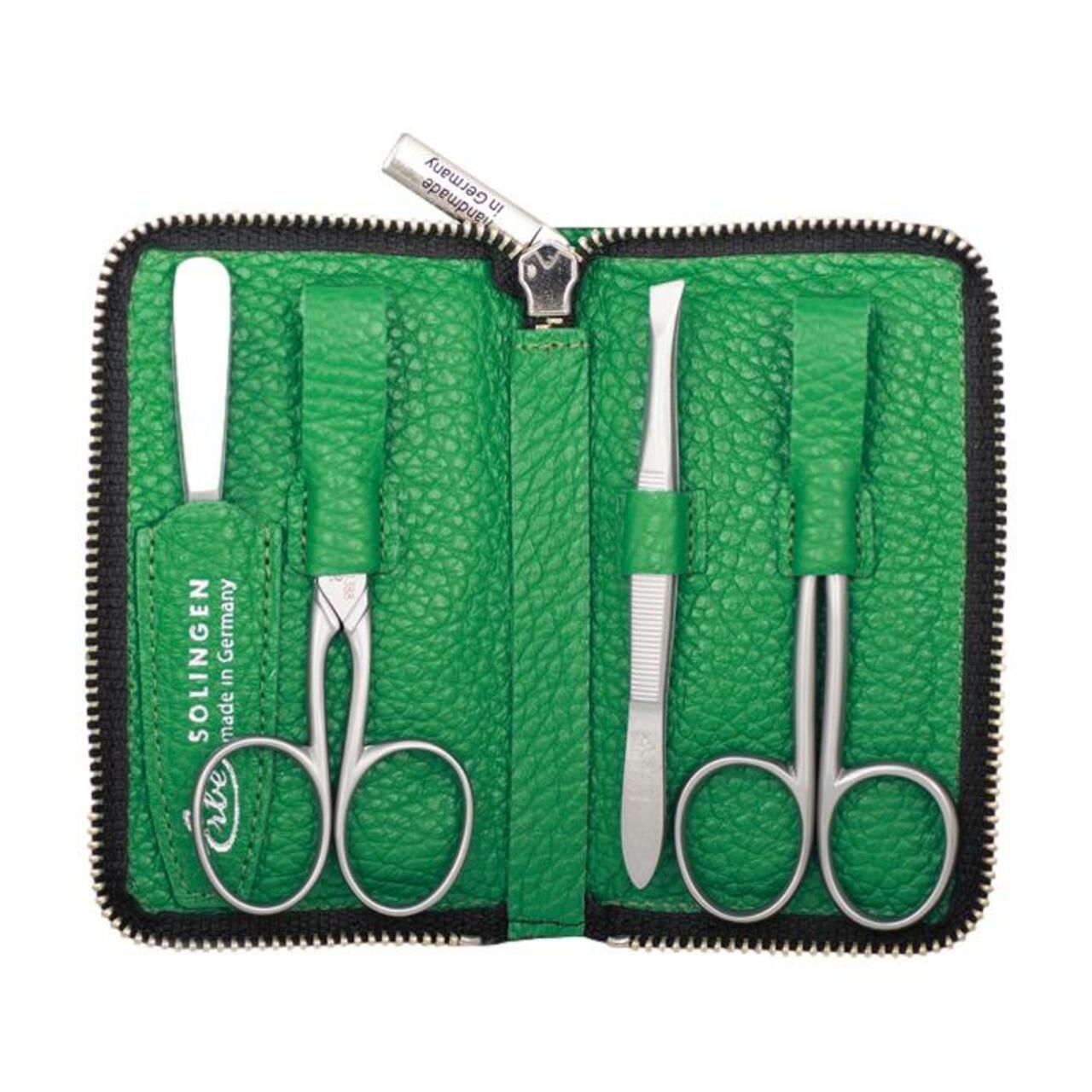 Grünes Etui mit Reißverschluss, gefüllt mit Maniküre-Werkzeugen. Enthält Schere, Nagelhautschieber und Pinzette. Hergestellt in Solingen.