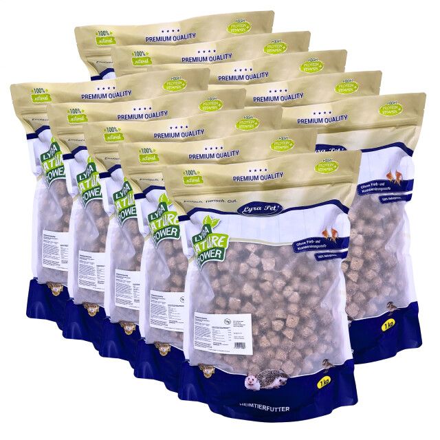 Mehrere Beutel mit gefriergetrockneten Artemia-Würfeln. Aufdrucke: Lyra Pet, Nature Power, Premium Quality. Aufschrift: Hamsterfutter.