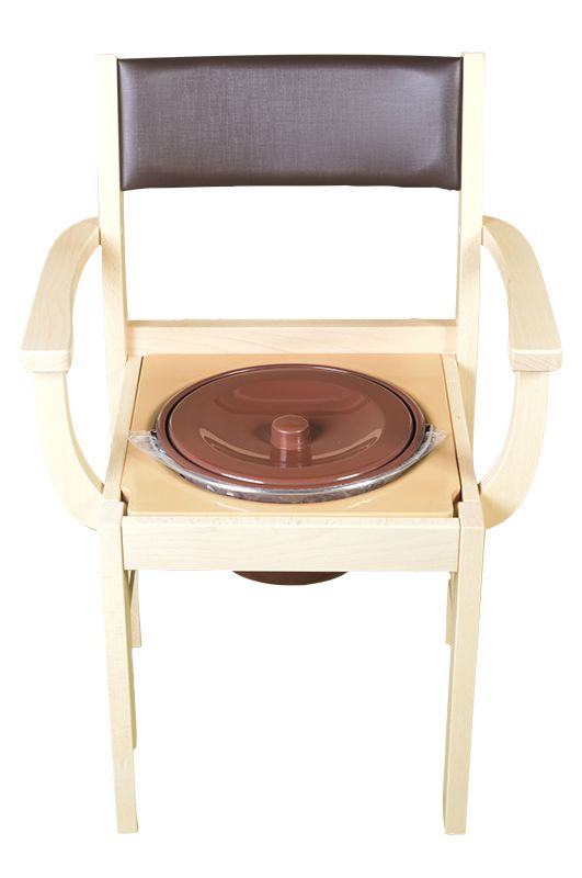 Toilettenstuhl aus Holz mit Deckel auf dem Sitz. Der Deckel ist braun und rund.