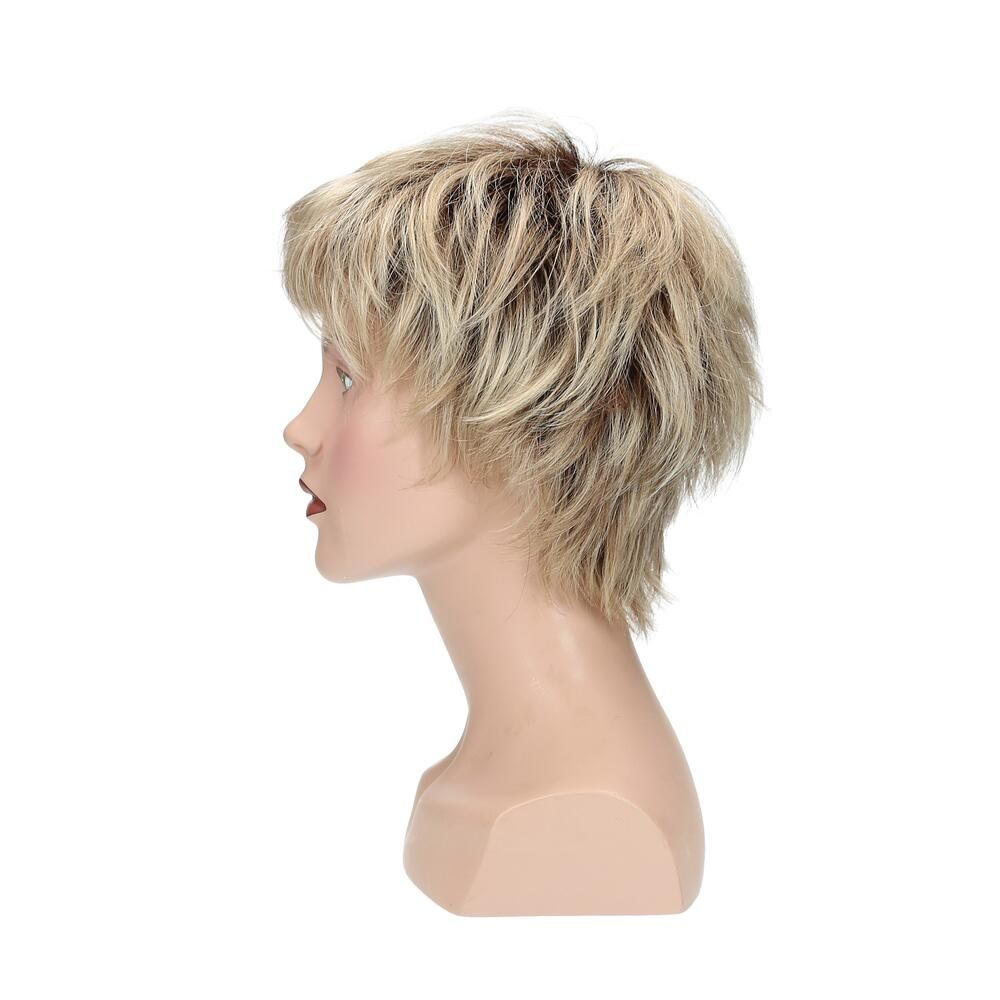 Blond gefärbte Perücke mit kurzem, fransigem Schnitt. Seitenansicht auf einer Büste.