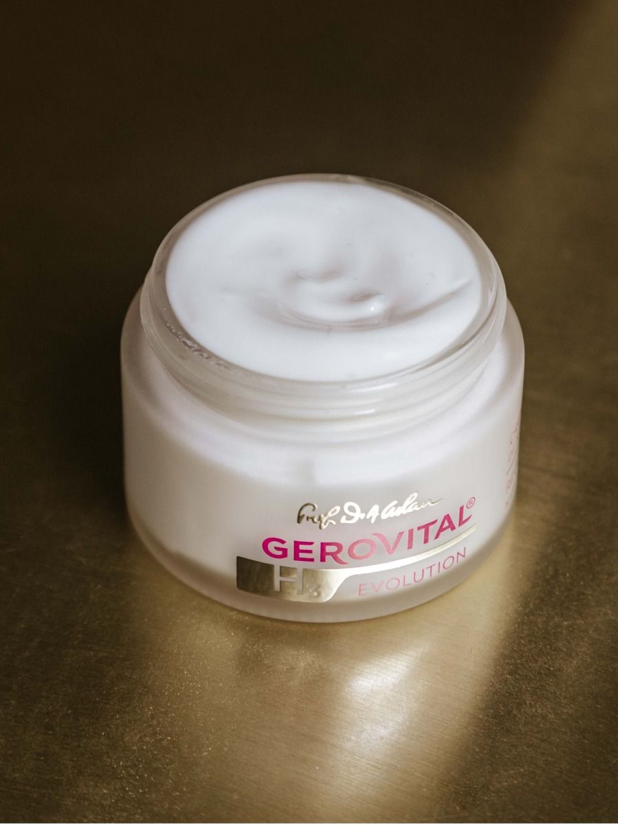 Geöffnete Creme-Dose. Gerovital H3 Evolution. Creme mit weißer Textur.