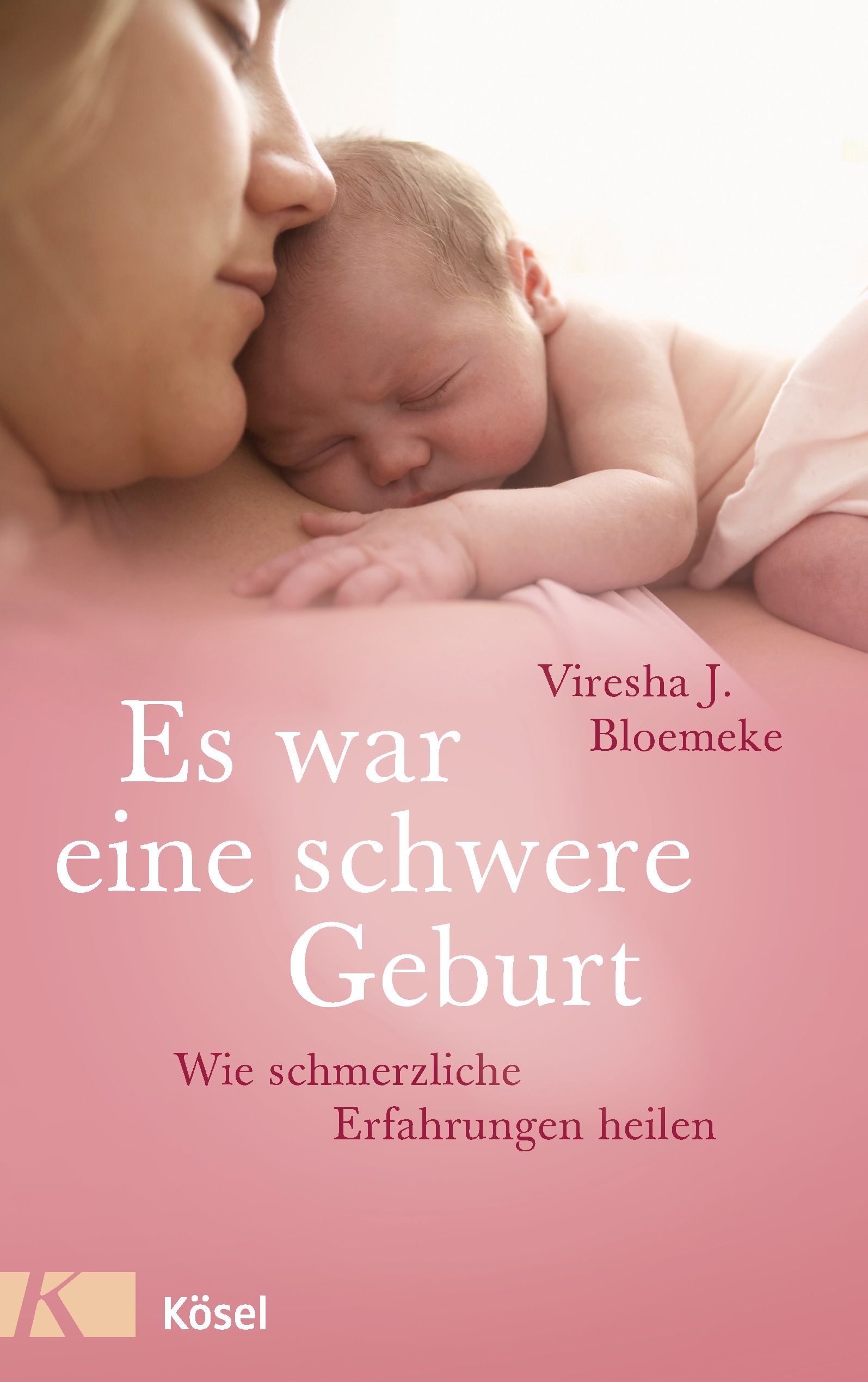 Buchcover mit Baby auf Mutter. Titel: Es war eine schwere Geburt. Autorin: Viresha J. Bloemecke. Verlag: Kösel. Rosa Hintergrund.