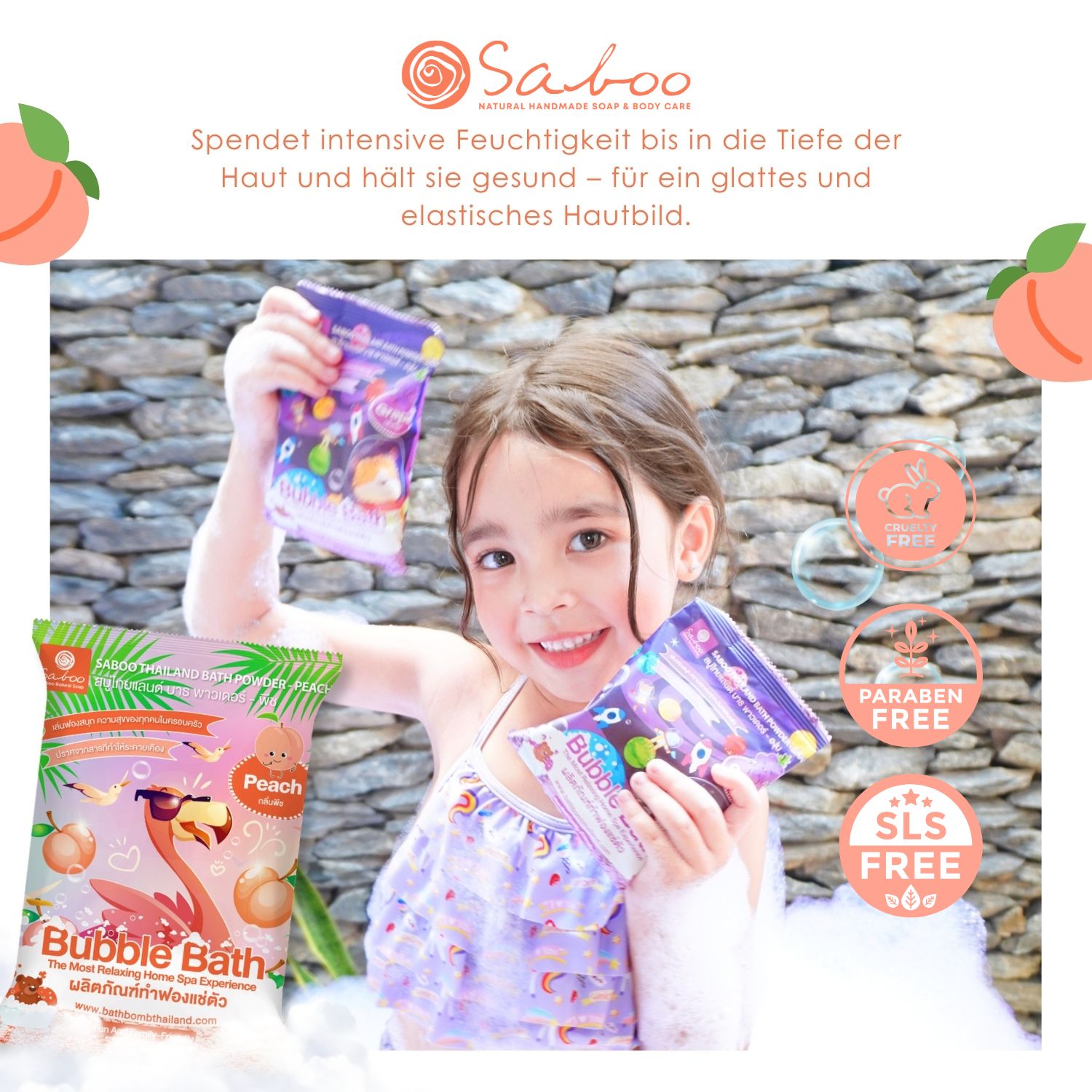 Mädchen hält zwei Produktverpackungen. Verpackungen mit Flamingo-Illustration, Text in mehreren Sprachen. Hintergrund: Steine.