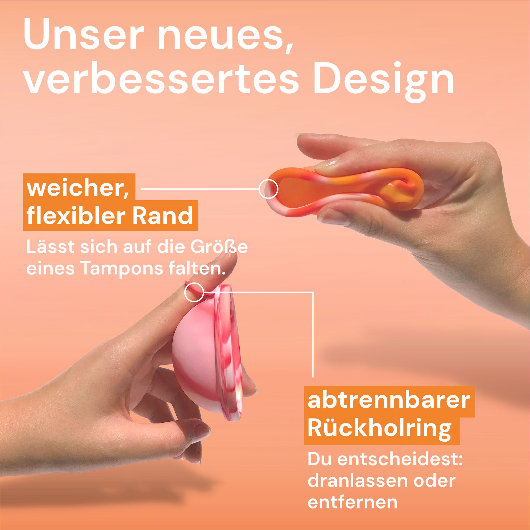 Nahaufnahme einer Hand, die eine weiche, flexible Menstruationsscheibe faltet.
