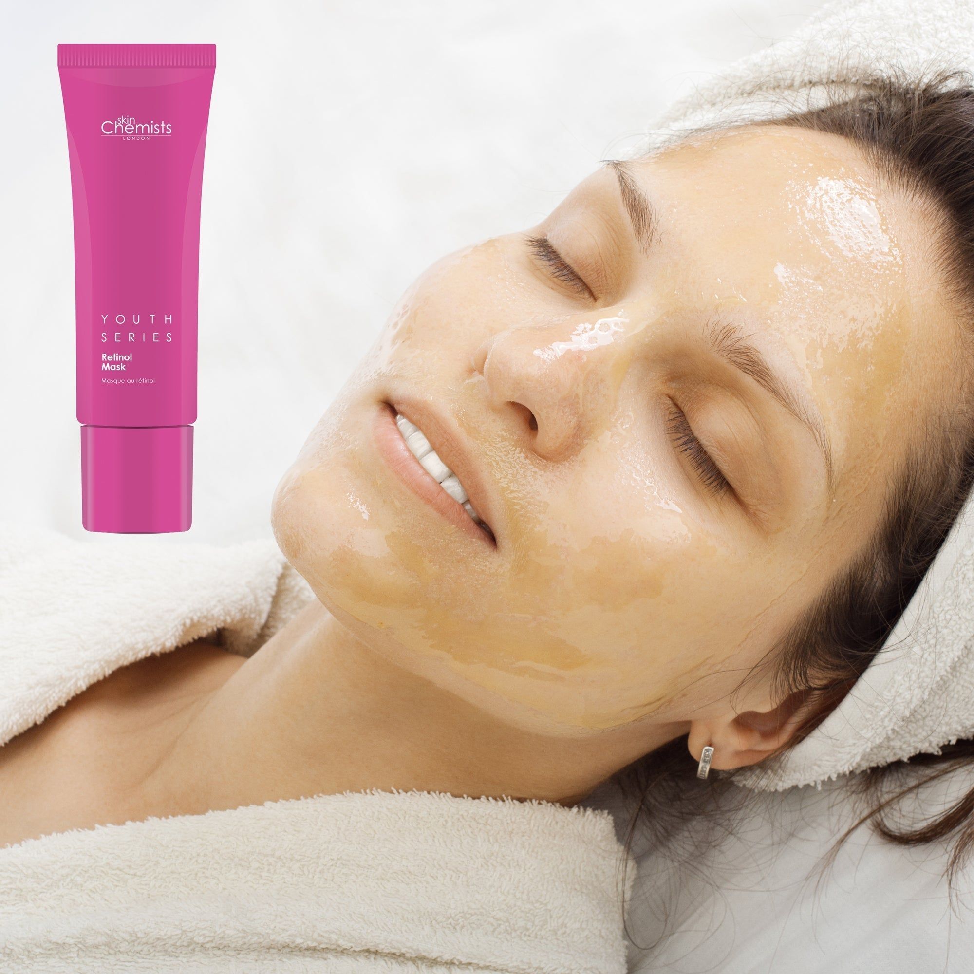 Frau mit Maske, neben Tube "skinChemists Youth Series Retinol Mask".