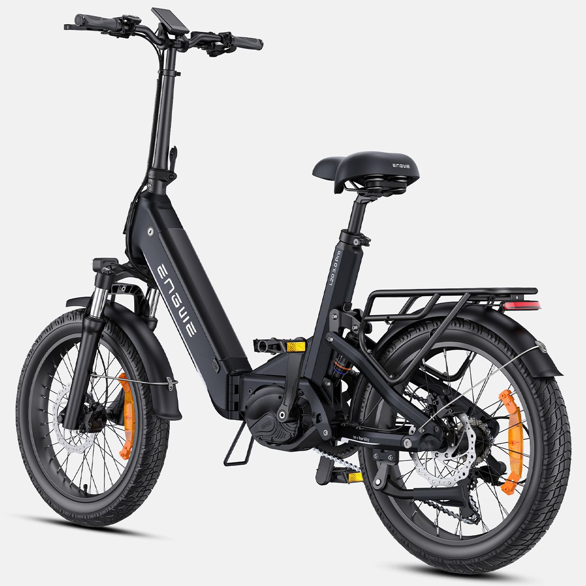 Schwarzes ENGWE L20 3.0 Pro E-Bike, Seitenansicht. Gepäckträger, Scheibenbremsen, orangefarbene Reflektoren an den Reifen.
