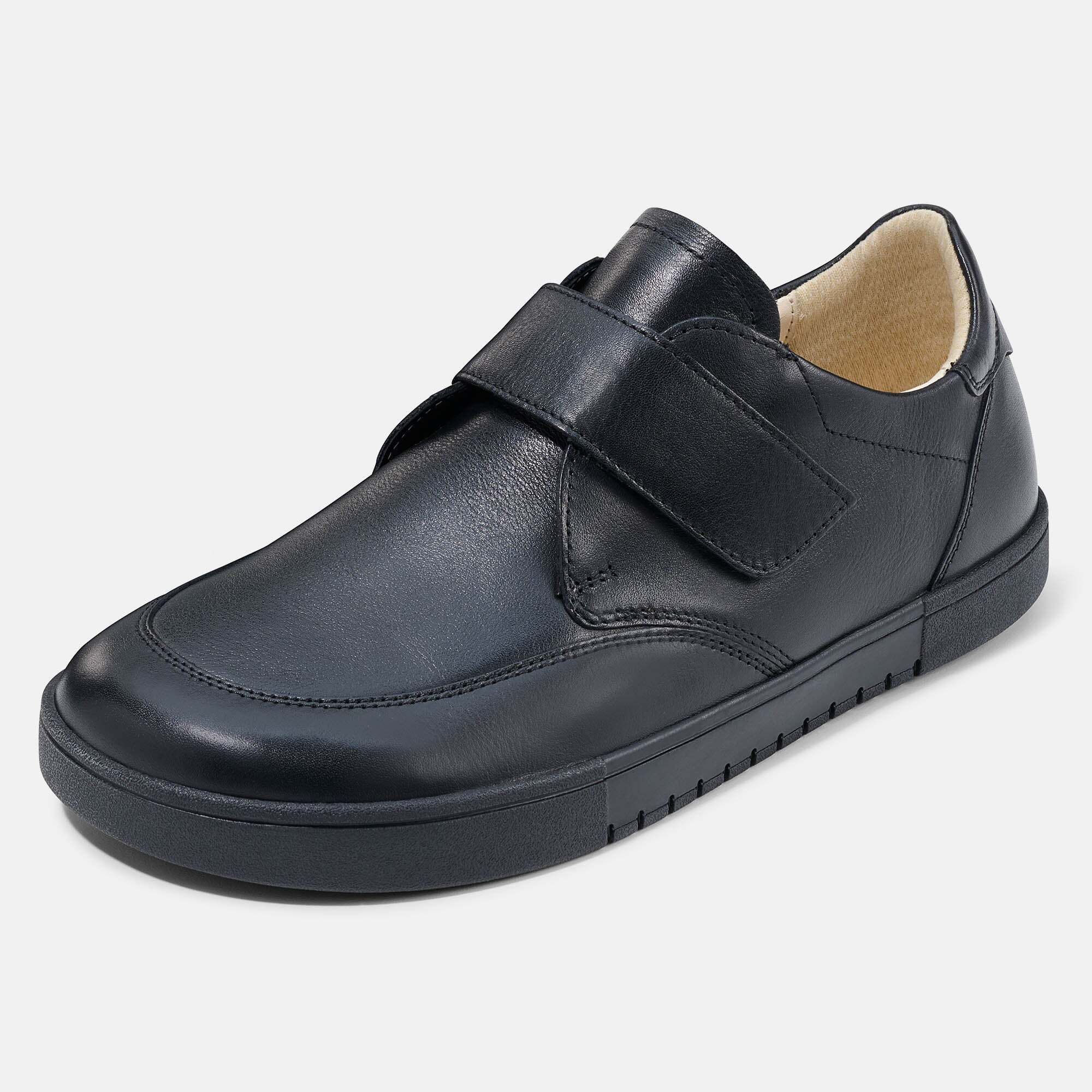 Weiße Leder-Sneaker mit Wildleder-Akzenten und Schnürung.