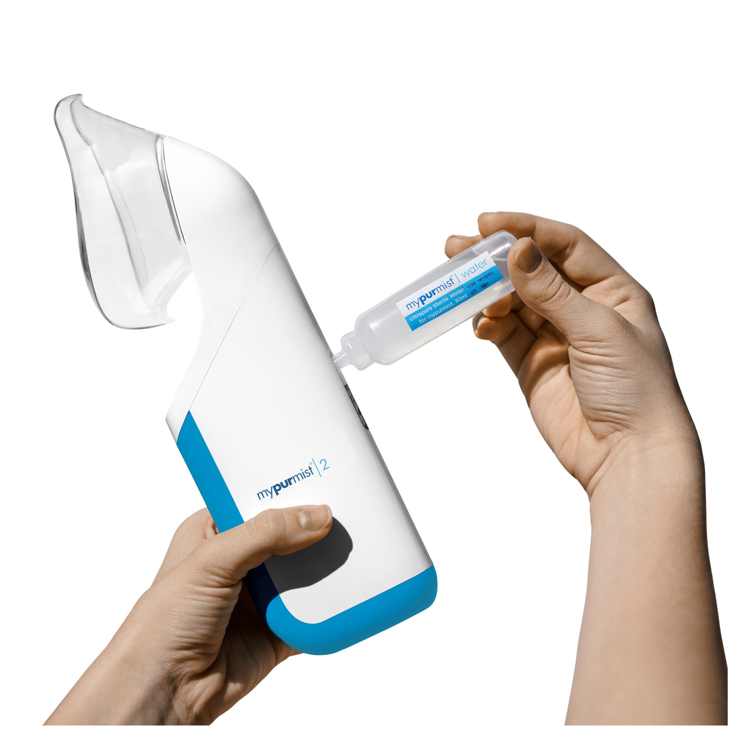 Hände befüllen Inhalator. Inhalator weiß-blau, mit Mundstück. Hand hält Ampulle, gießt Flüssigkeit in Inhalator. Kabel sichtbar.