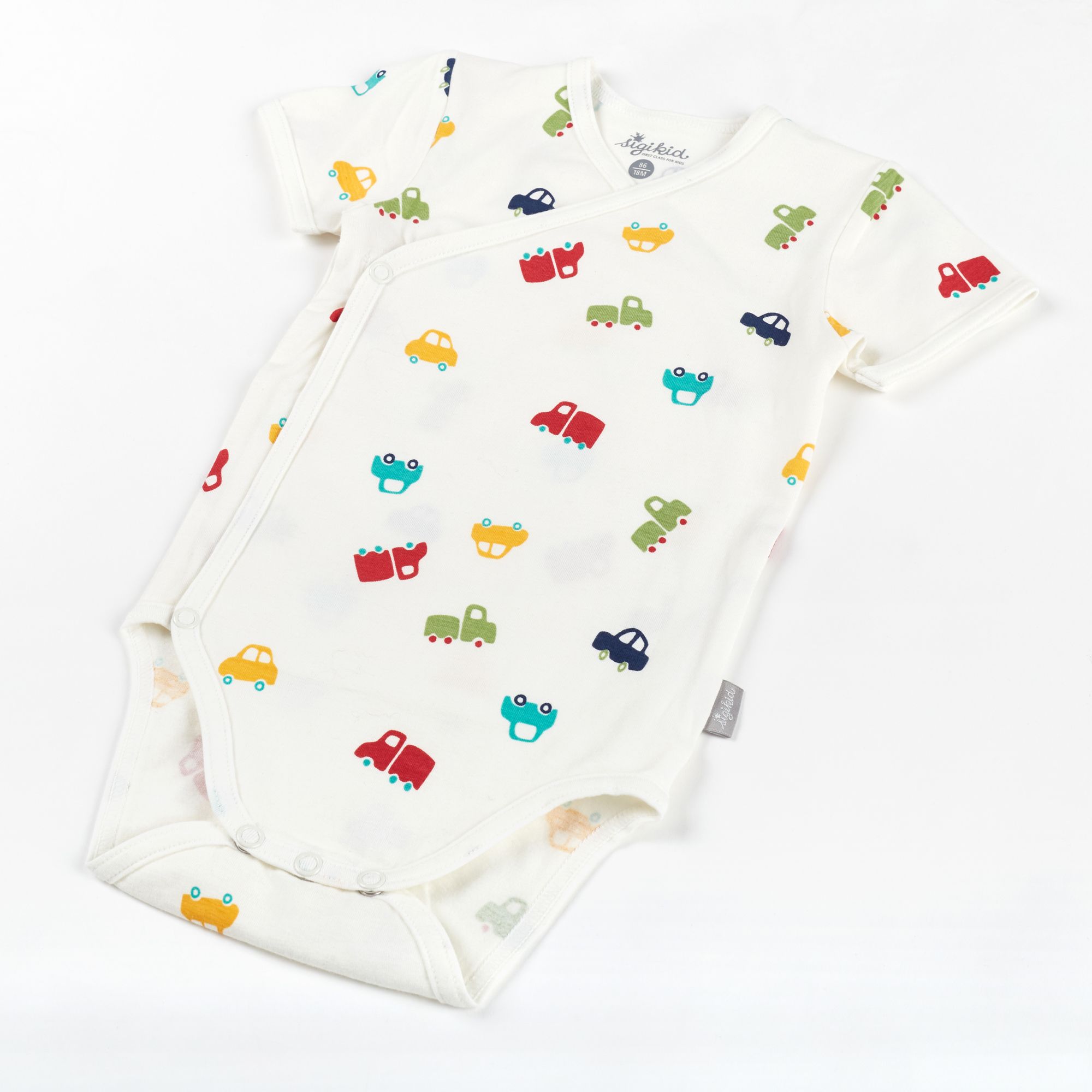 Babybody, weiß mit bunten Auto-Motiven. Wickeloptik, kurze Ärmel. Marke sigikid.