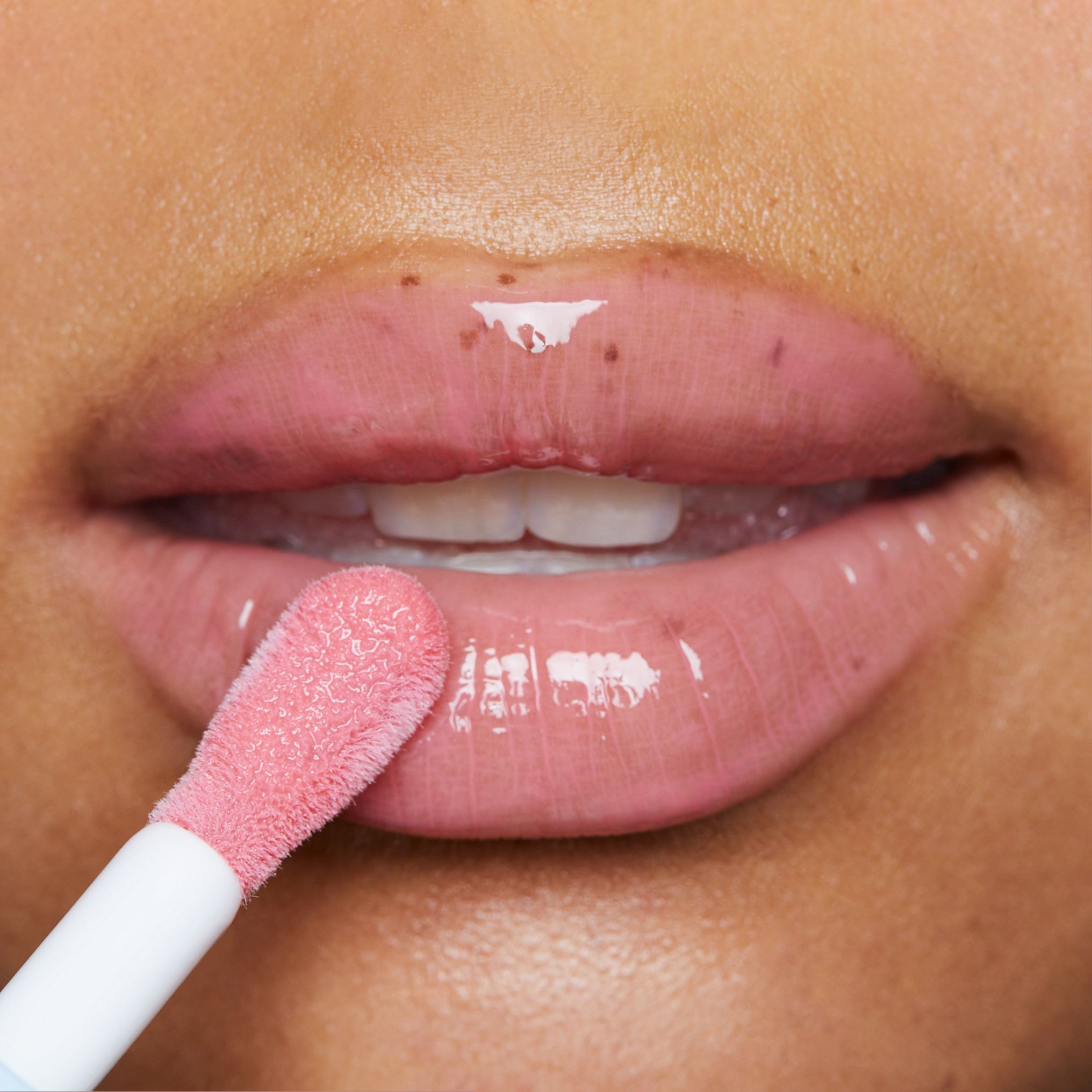 Glowy Lip Oil - Intensive Pflege mit verführerischem Glanz