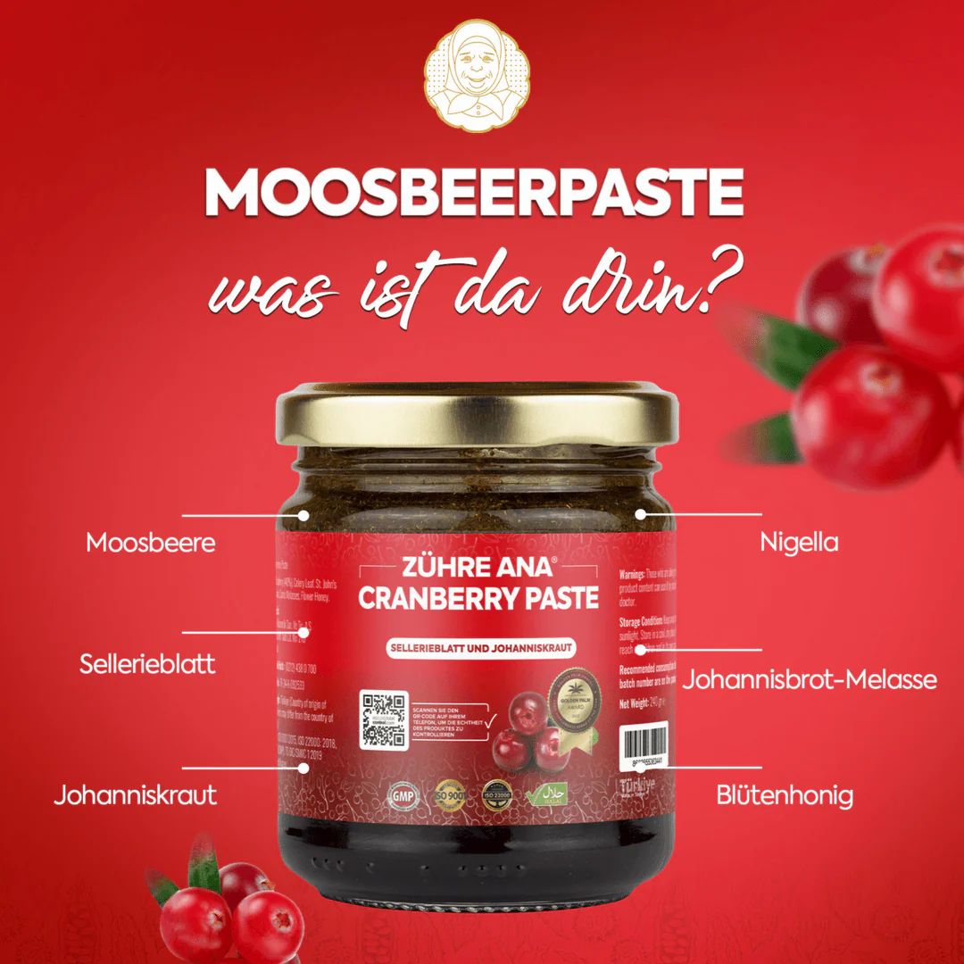 Glas mit Cranberry Paste. Roter Hintergrund mit Zutatenbezeichnungen. Label mit Produktname und Logo.