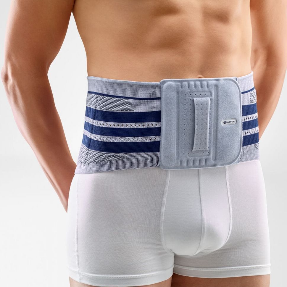 LUMBOTRAIN TITAN 7. Graue und blaue Rückenbandage mit Klettverschluss. Gezeigt am Körper einer Person.