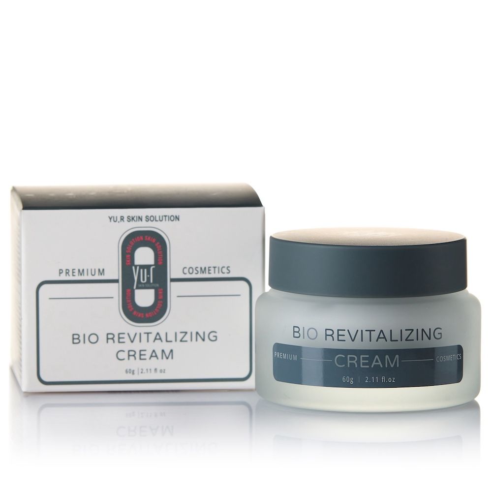 Creme-Glas mit Deckel und Karton. Aufschrift: Bio Revitalizing Cream. Marke: Yu.r.
