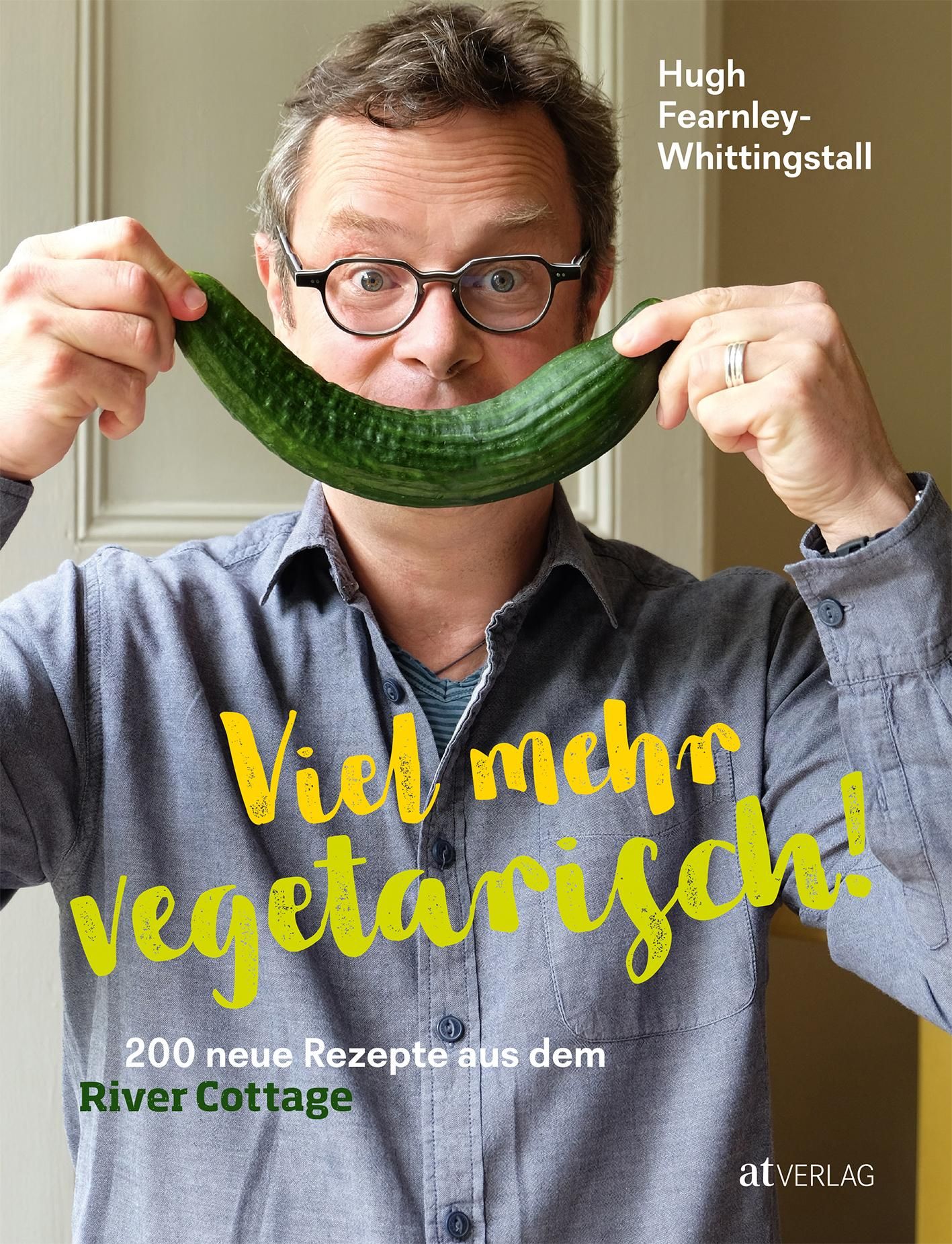 Buchcover: Viel mehr vegetarisch! Mann hält Gurke vor dem Mund. Titel in Gelb. Autor: Hugh Fearnley-Whittingstall. 200 Rezepte aus dem River Cottage.