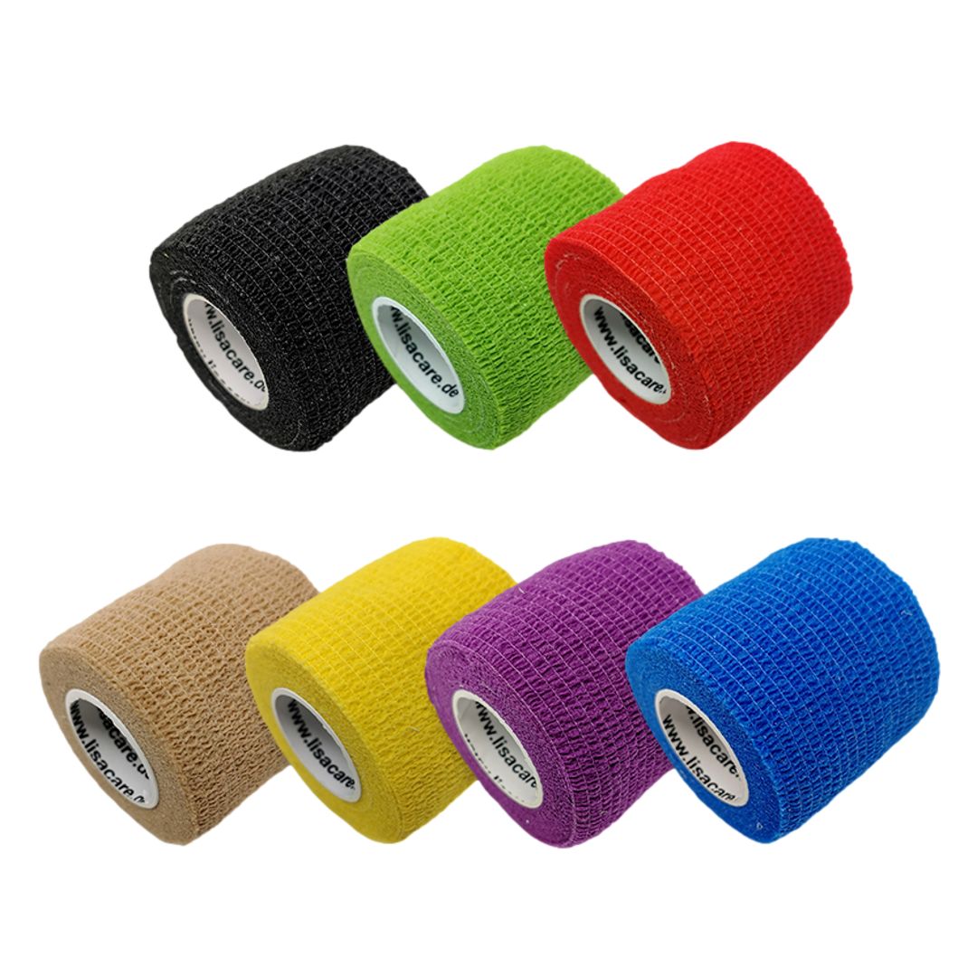 Sieben farbige, kohäsive Bandagen. Schwarze, grüne, rote, beige, gelbe, lila und blaue Rollen. Marke LisaCare sichtbar.