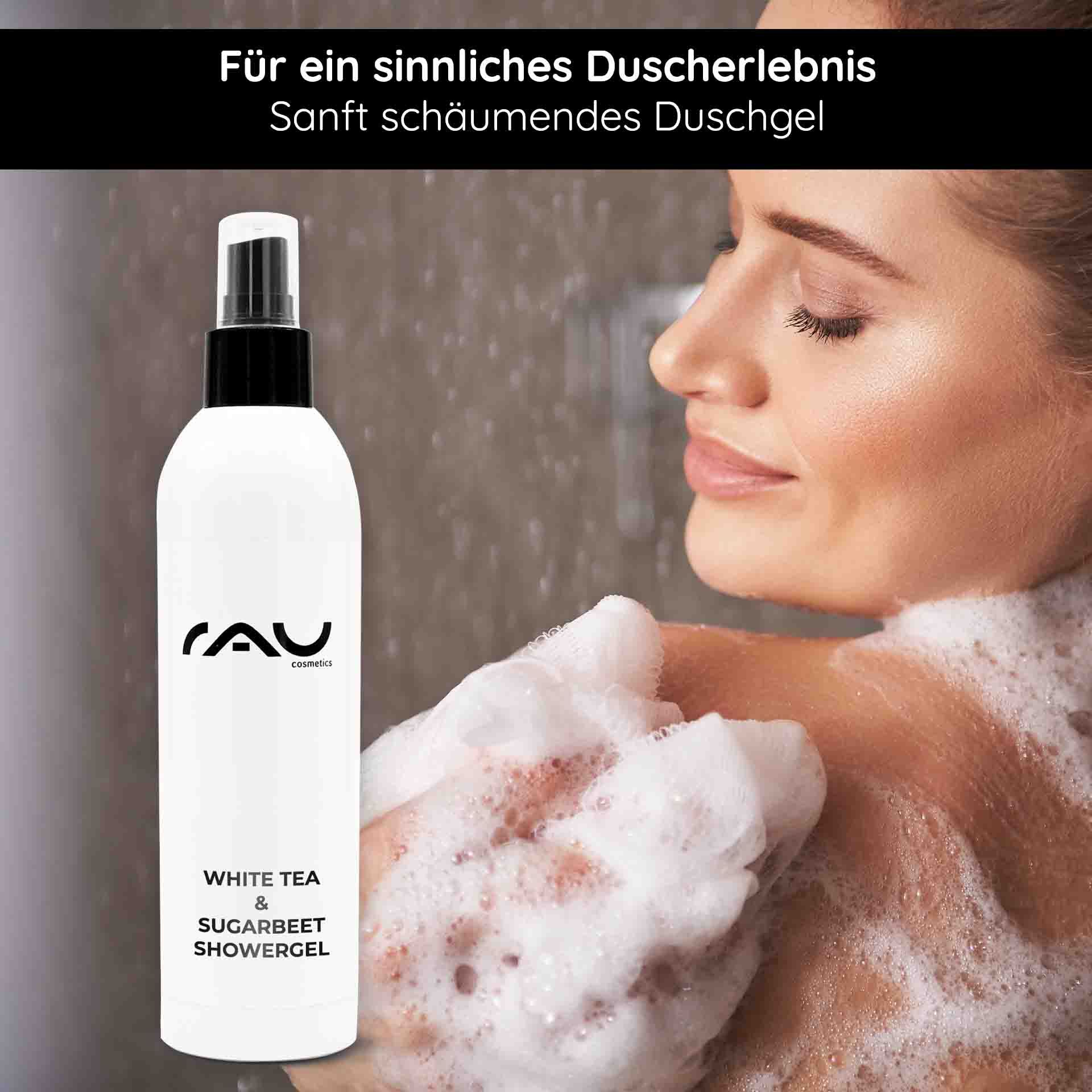 Frau duscht sich. Weiße Flasche mit schwarzem Pumpkopf. Aufschrift: RAU Cosmetics, White Tea & Sugarbeet Showergel.