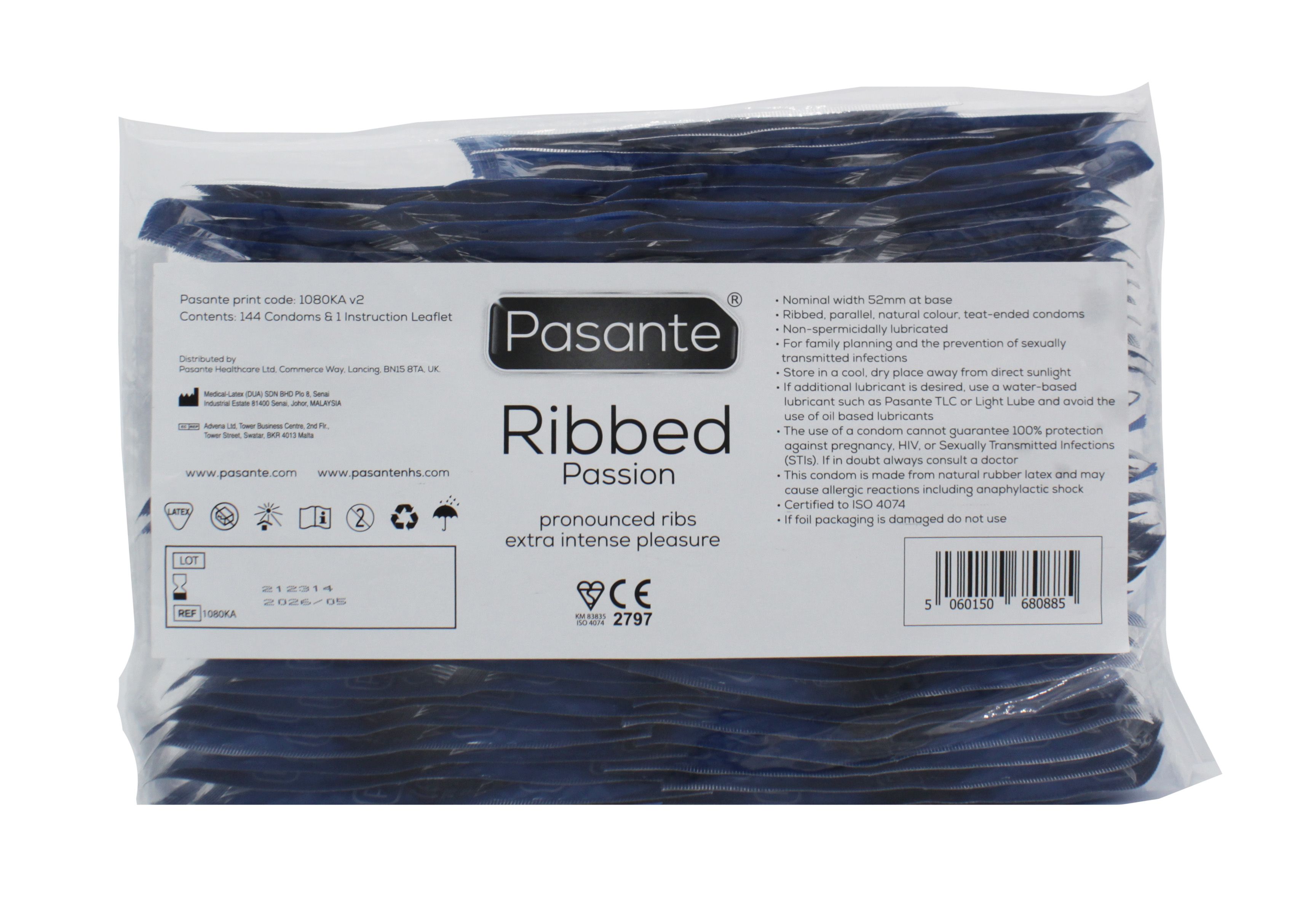 Verpackung mit blauen Kondomen. Aufdruck: Pasante Ribbed Passion. Text und CE-Kennzeichnung.