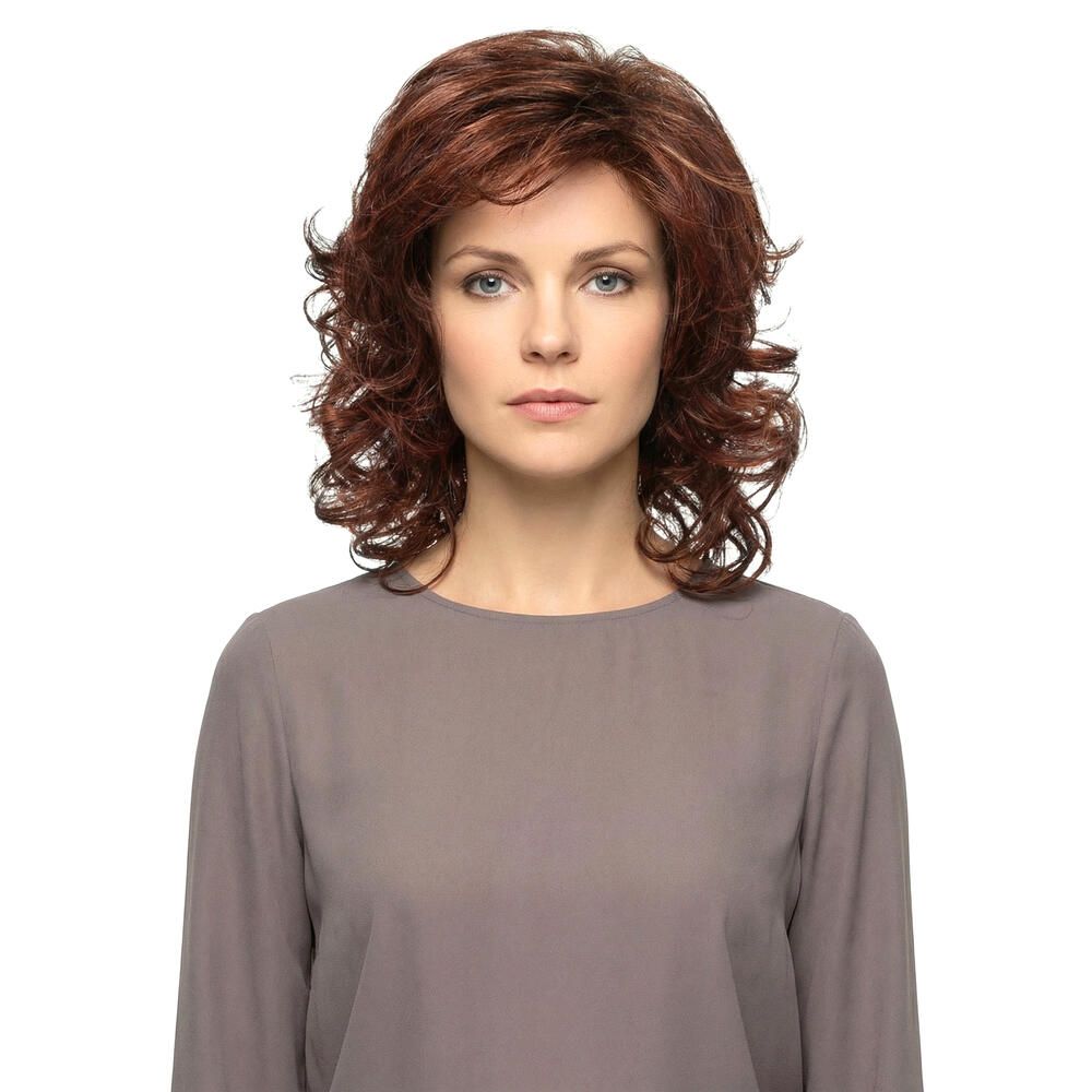 Frau mit rotbrauner, gewellter Perücke. Vorderansicht. Graues Oberteil. Heller Hintergrund.