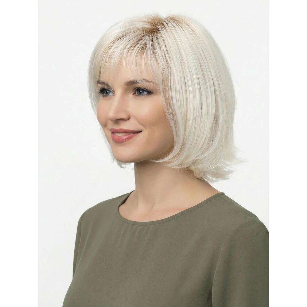 Perücke Maren von trendhair, blond, mit Pony und Bob-Schnitt. Frau im Profil, Blick nach rechts.