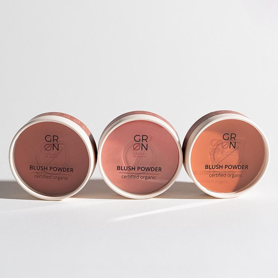 Drei runde Blush-Puder-Behälter. Aufschrift: GRN, Blush Powder, certified organic. Verschiedene Farben.