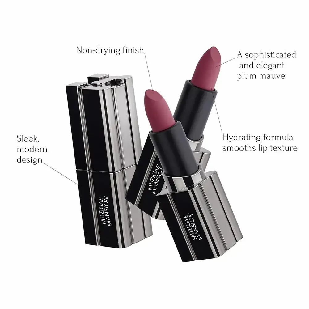 Zwei Lippenstifte. Schwarze Stifte mit silberfarbenen Akzenten. Aufschrift: MUZIGAE MANSION. Text: Non-drying finish, Hydrating formula, Sleek, modern design.