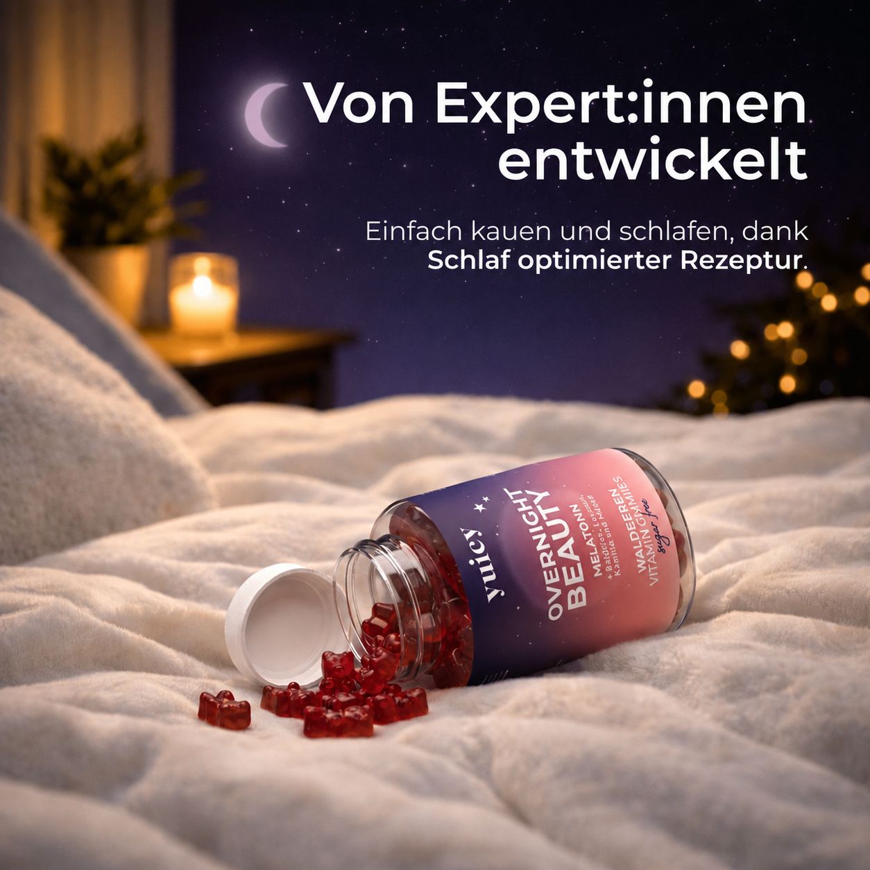 Ein Glas yuicy® Overnight Beauty Gummies liegt auf einem Bett. Gummibärchen sind verstreut. Mond und Kerze im Hintergrund.
