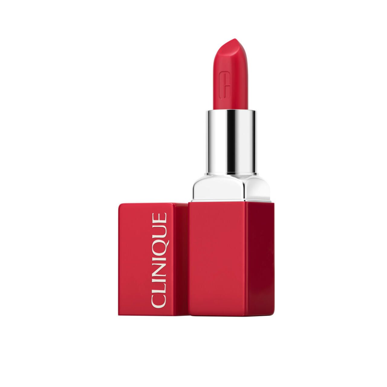 Roter Lippenstift mit silberner Hülse. Auf der Verpackung steht "CLINIQUE". Der Lippenstift ist teilweise aus der Hülse herausgedreht.