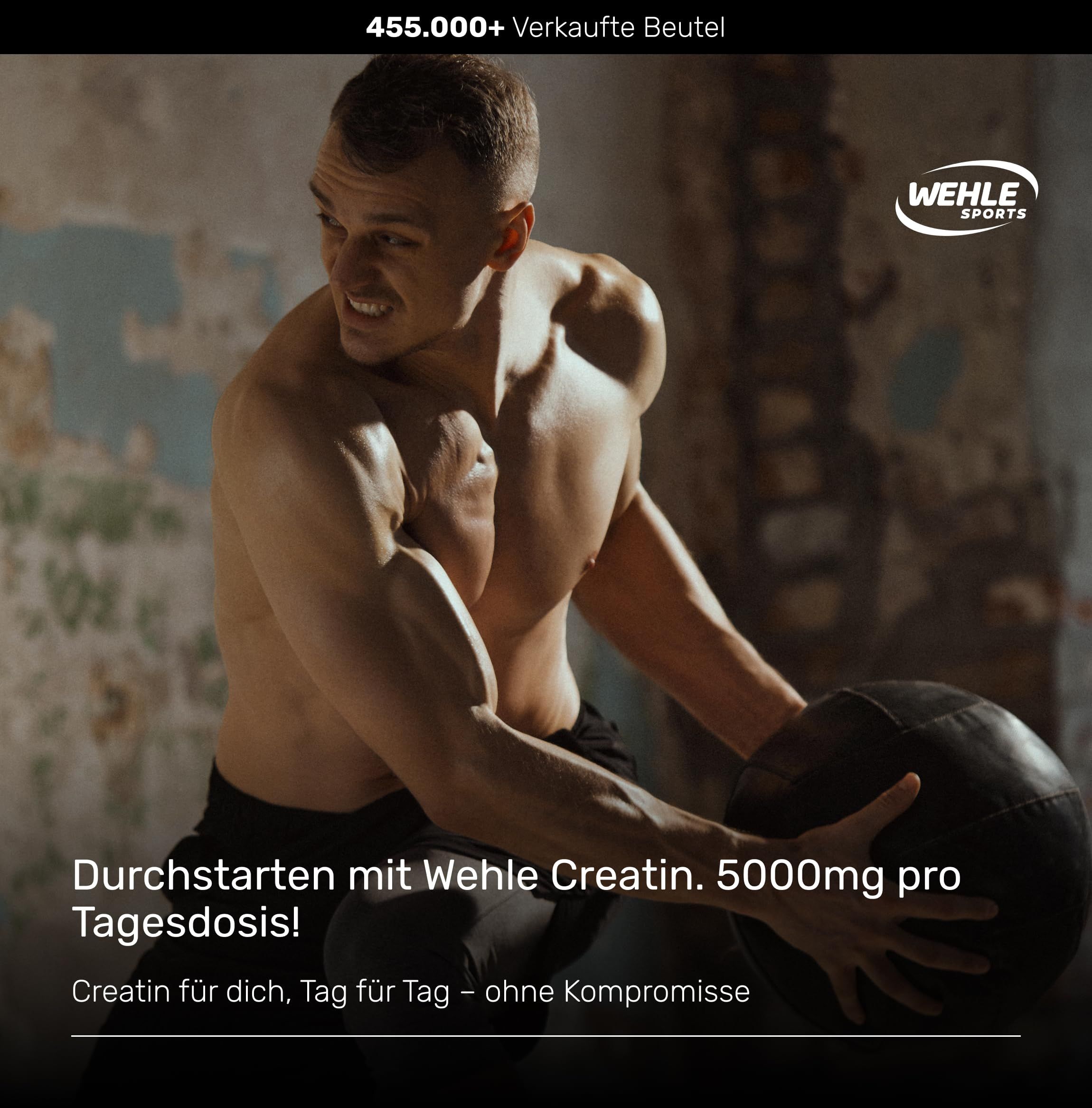 Mann trainiert mit einer schwarzen Medizinball. Aufdruck: Wehle Sports. Text: Durchstarten mit Wehle Creatin. 5000mg pro Tagesdosis!