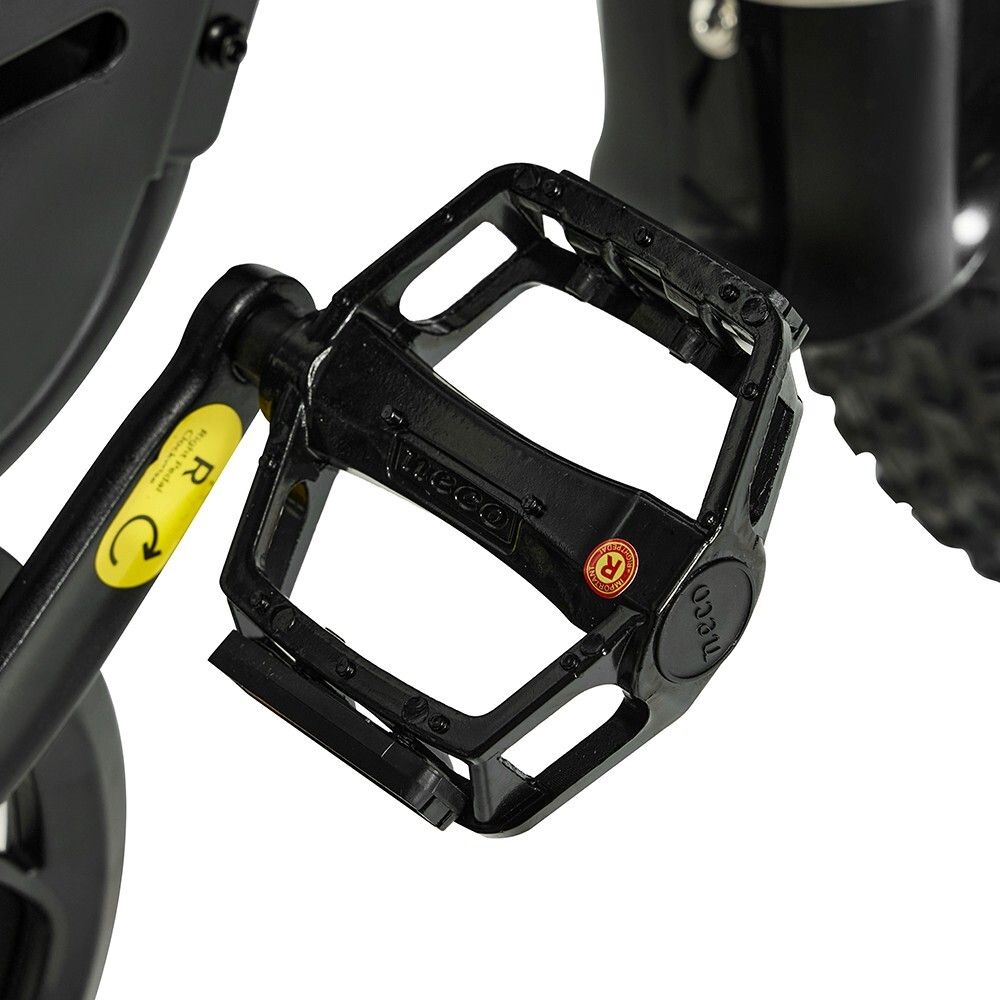 Schwarzes Pedal eines Elektro-Offroad-Bikes. Rechteckige Form mit schwarzem Rahmen und gelbem Aufkleber.