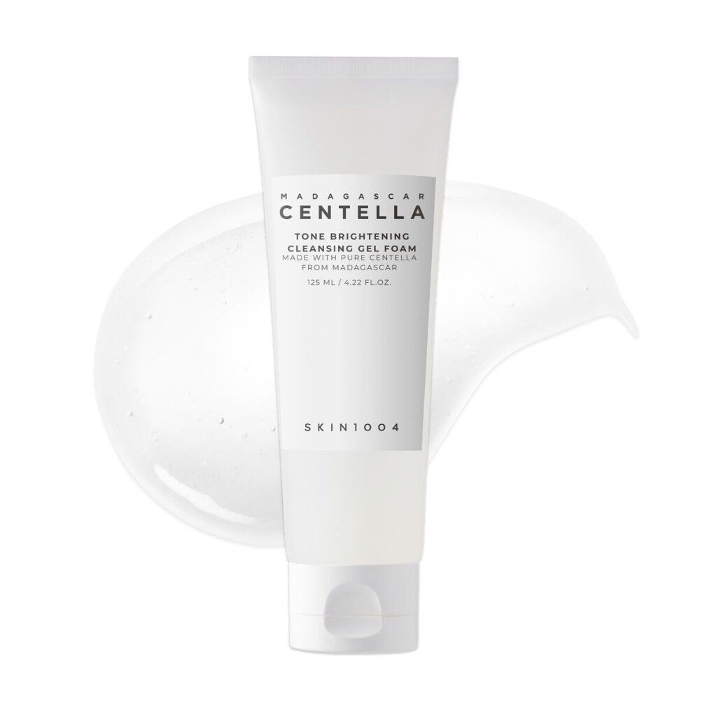 Weißer Tubenbehälter mit gelartiger Substanz. Produktname: Tone Brightening Cleansing Gel Foam. Marke: SKIN1004.