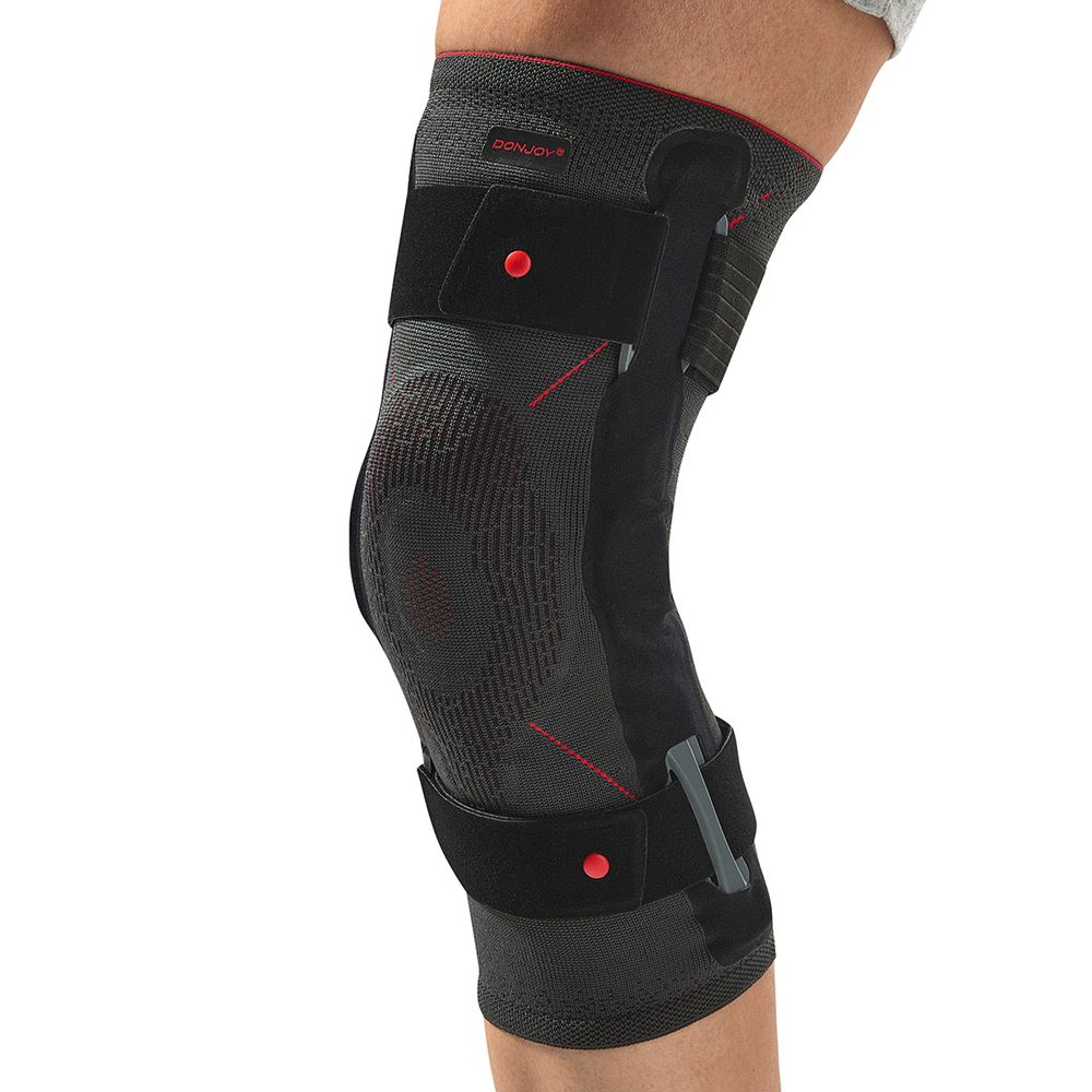 DONJOY GenuForce Xpert Knieorthese. Grau-schwarze Bandage mit roten Akzenten und Klettverschlüssen. Seitliche Scharniere.