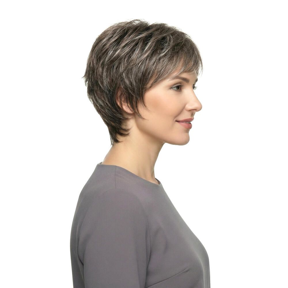 Kurzhaarperücke mit Seitenscheitel. Graue und braune Strähnen. Frau mit grauem Oberteil. Seitenansicht.