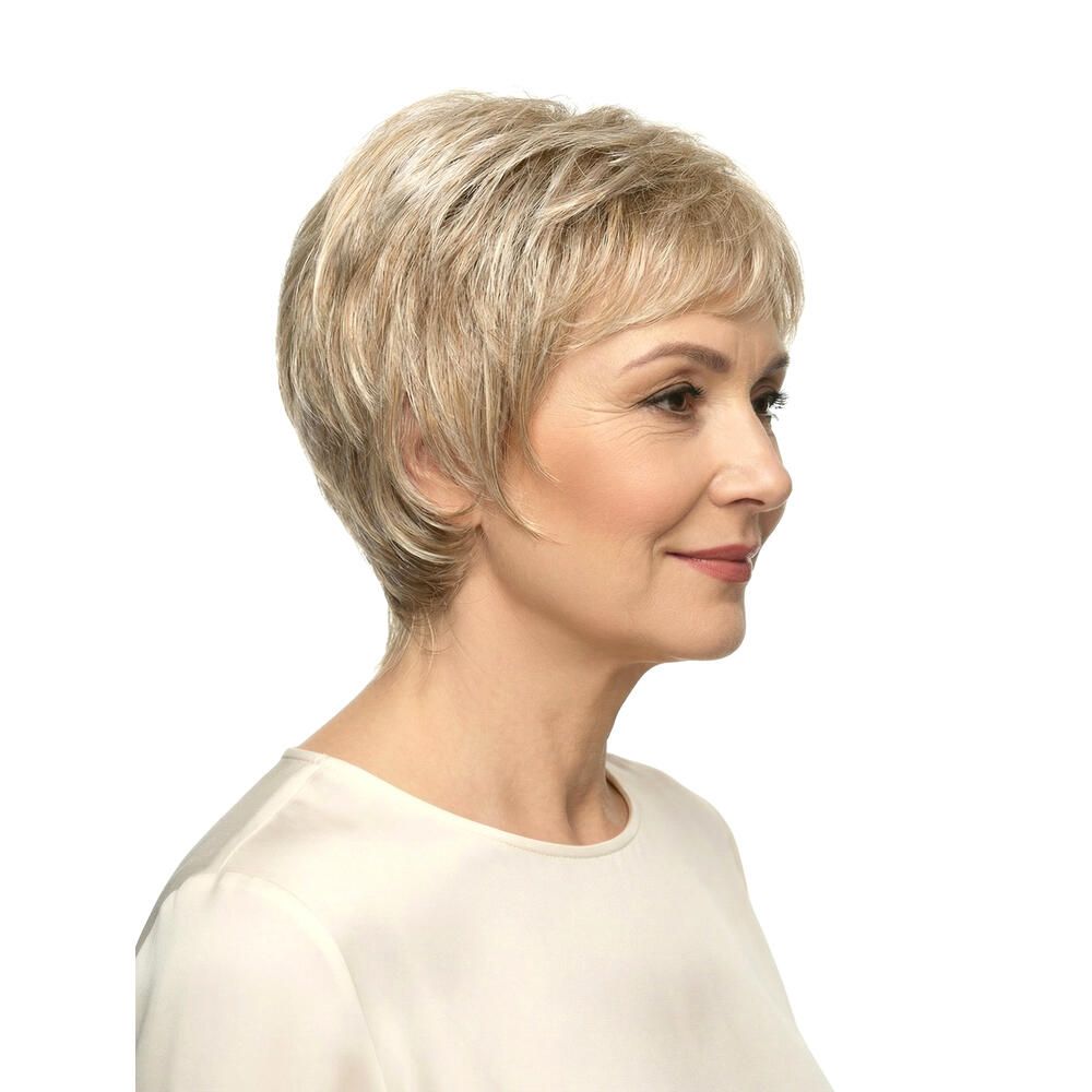 Blonde Kurzhaarperücke. Seitenansicht einer Frau. Kurzer, gestufter Schnitt. Natürlicher Look.