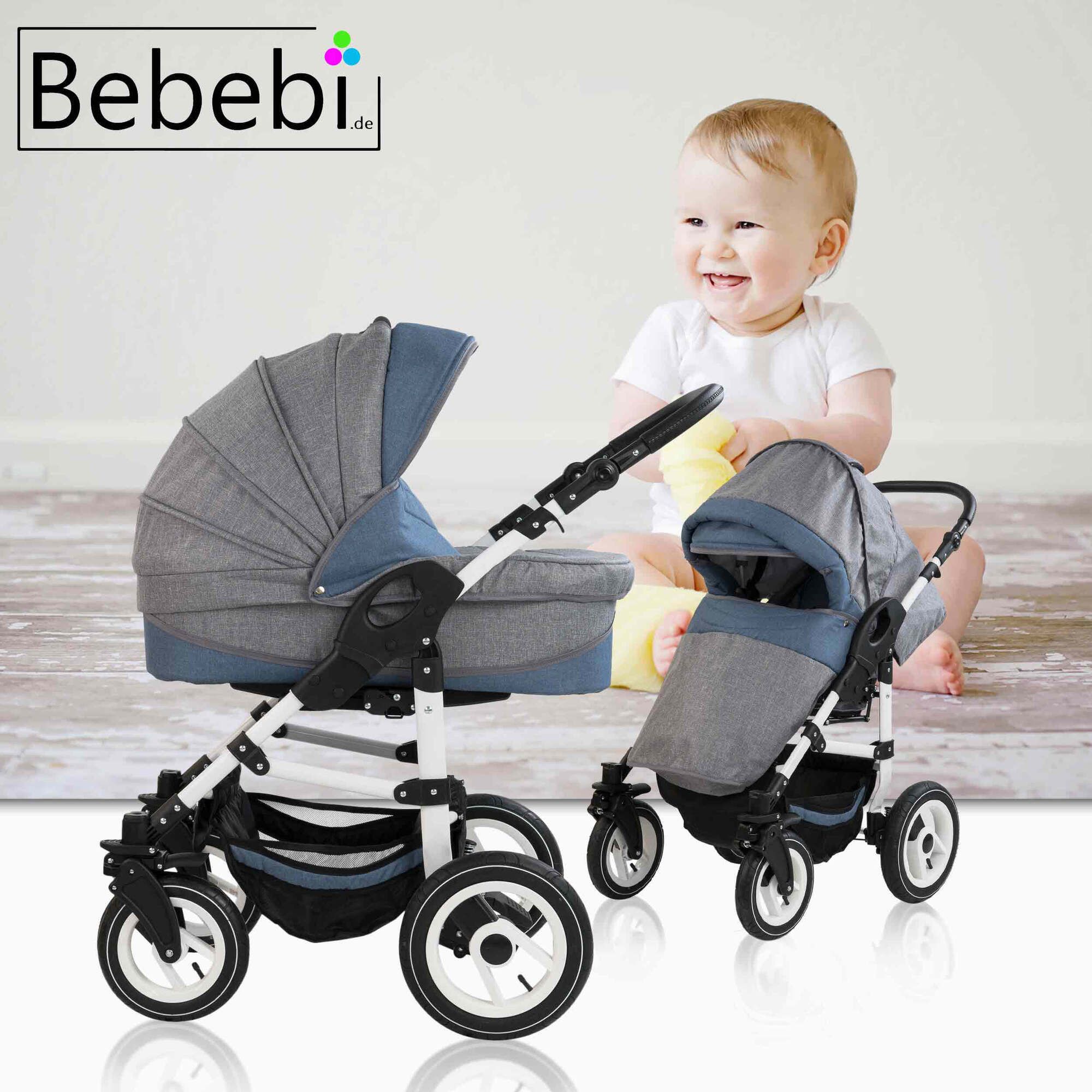 Kombikinderwagen, grau-blau, mit weißem Gestell. Kind sitzt daneben. Marke: Bebebi.