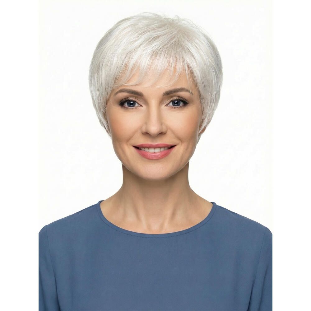 Kurzhaarperücke, silberfarbenes Haar, Pony, Frau mit blauem Oberteil, Frontalansicht.