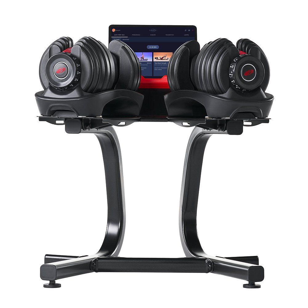 Schwarzer Hantelständer mit zwei Hanteln und Tablet. Hanteln mit roten Akzenten. Tablet mit Display. Schwarzes Metallgestell.